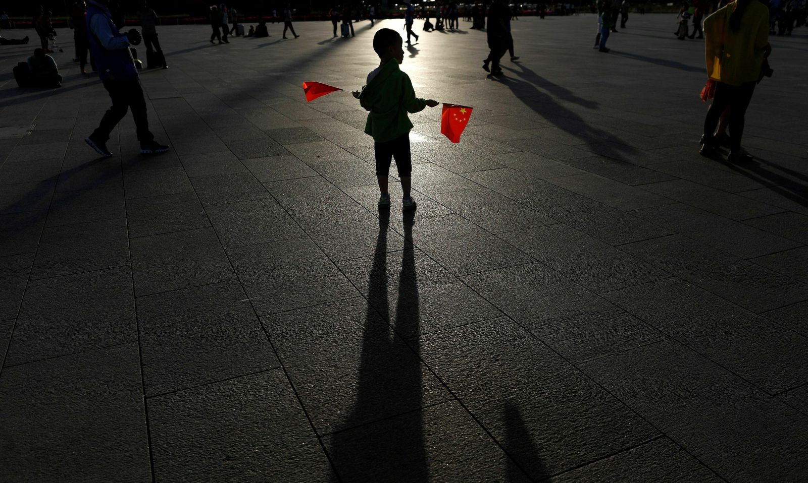Un niño sostiene dos banderas en la plaza de Tiananmen de Pekín la semana pasada.