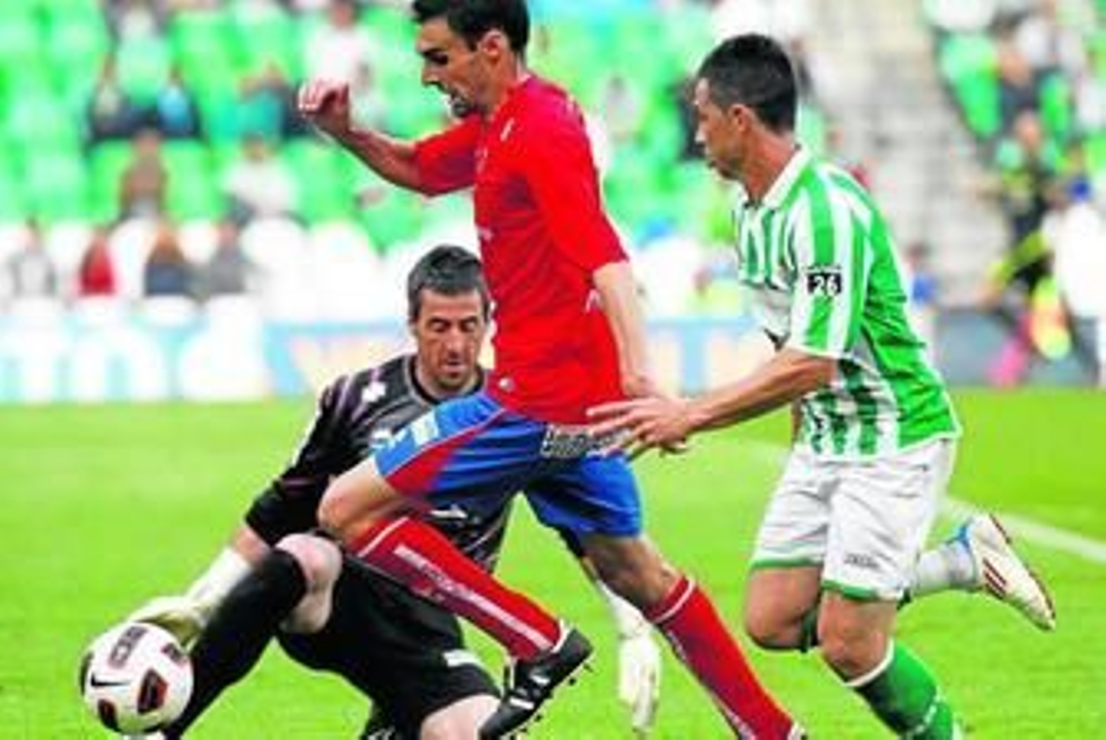 1. Rubén Castro observa las dudas de Jaio y Lafuente para aprovecharse del error numantino y anotar su segundo tanto del duelo. 2. Jonathan Pereira, presente en algunas de las acciones claves del encuentro ante el Numancia, pelea un balón con Jaio en un lance del choque. 3. Rubén Castro celebra su segundo tanto del encuentro ante la mirada de la afición bética, volcada con la actuación del canario.
