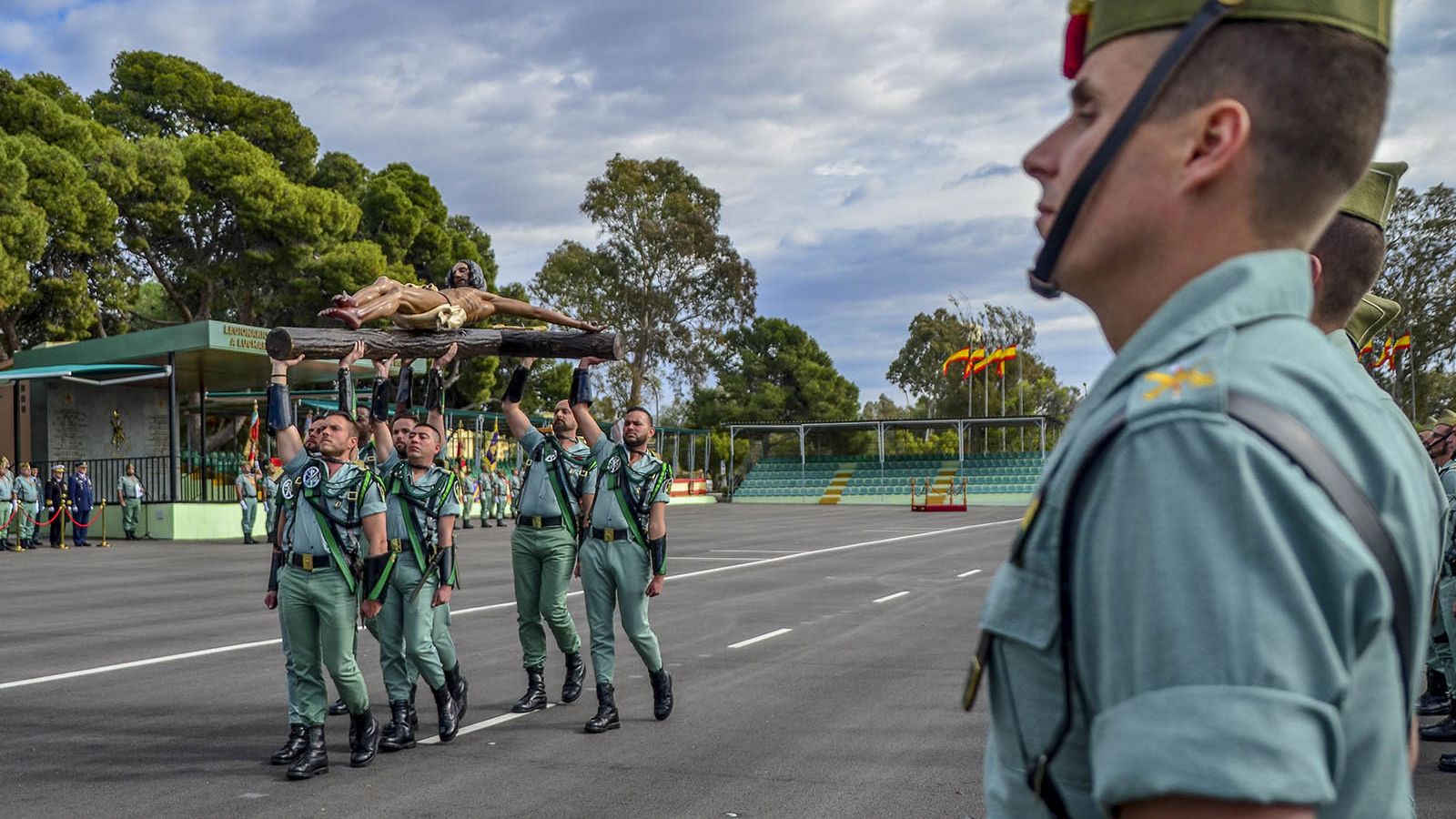 Parada militar en honor de San Juan Bosco en la base de la Legión.