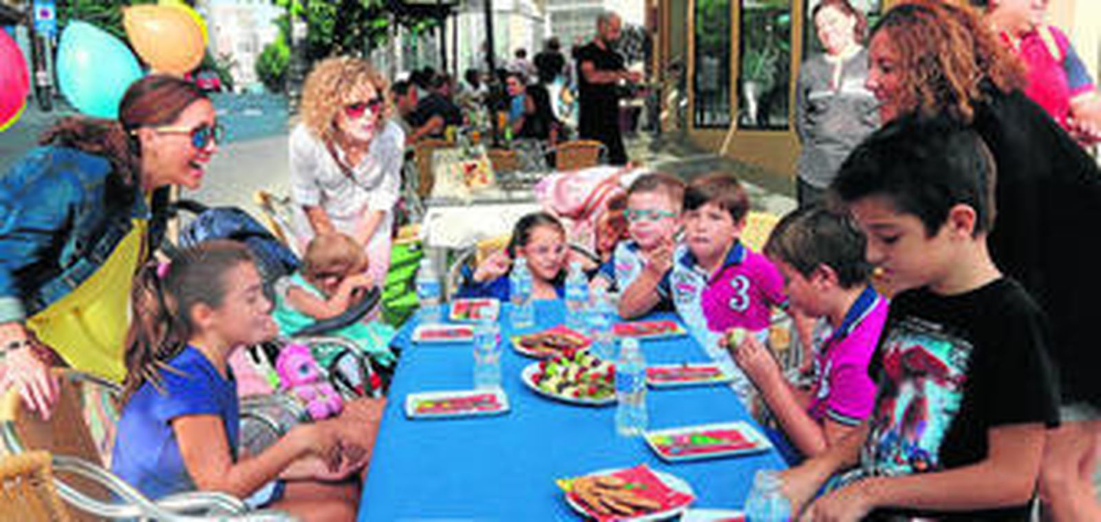 Comienzo del desayuno, con fruta y galletas.