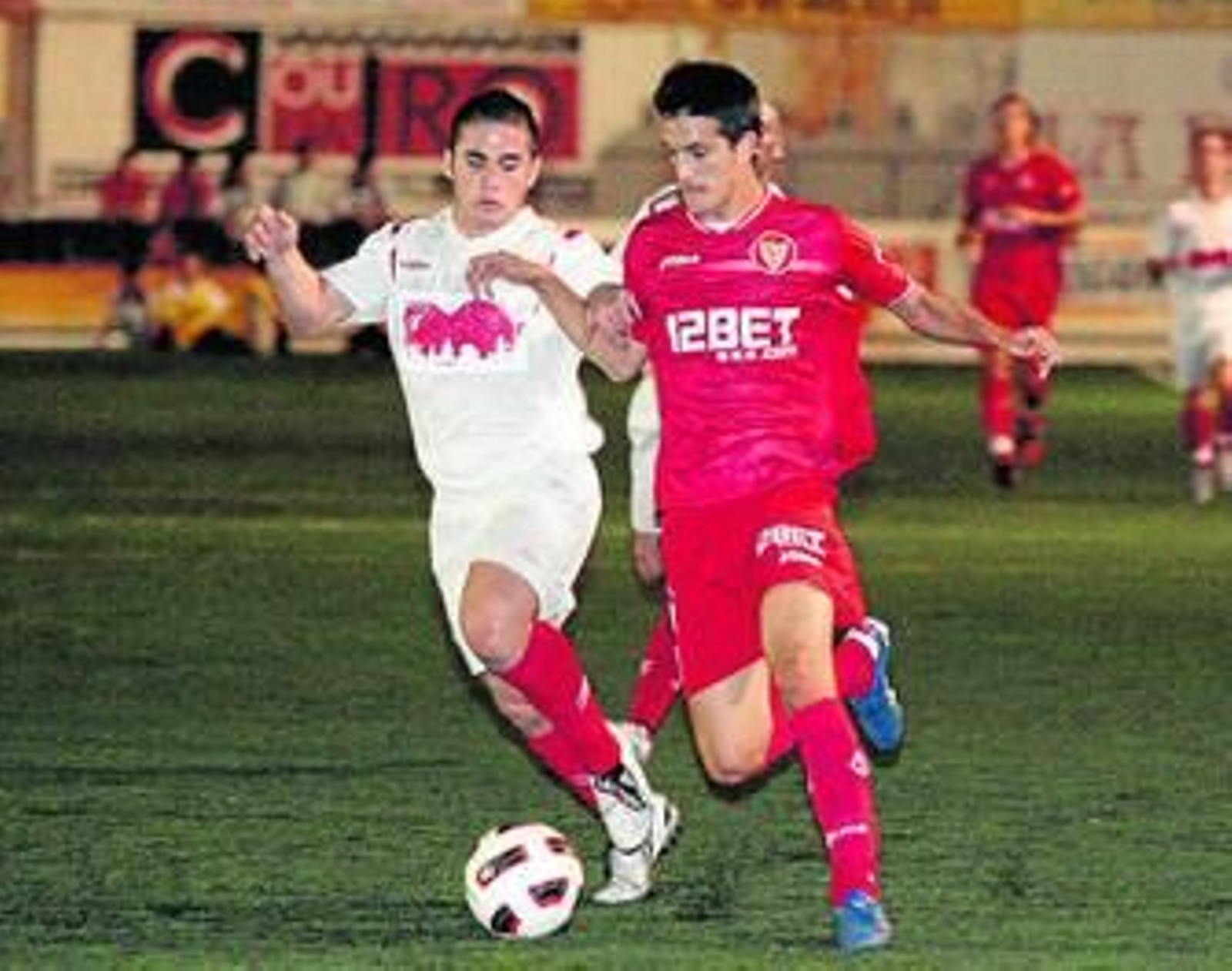 Luis Alberto conduce el balón ante un jugador local.
