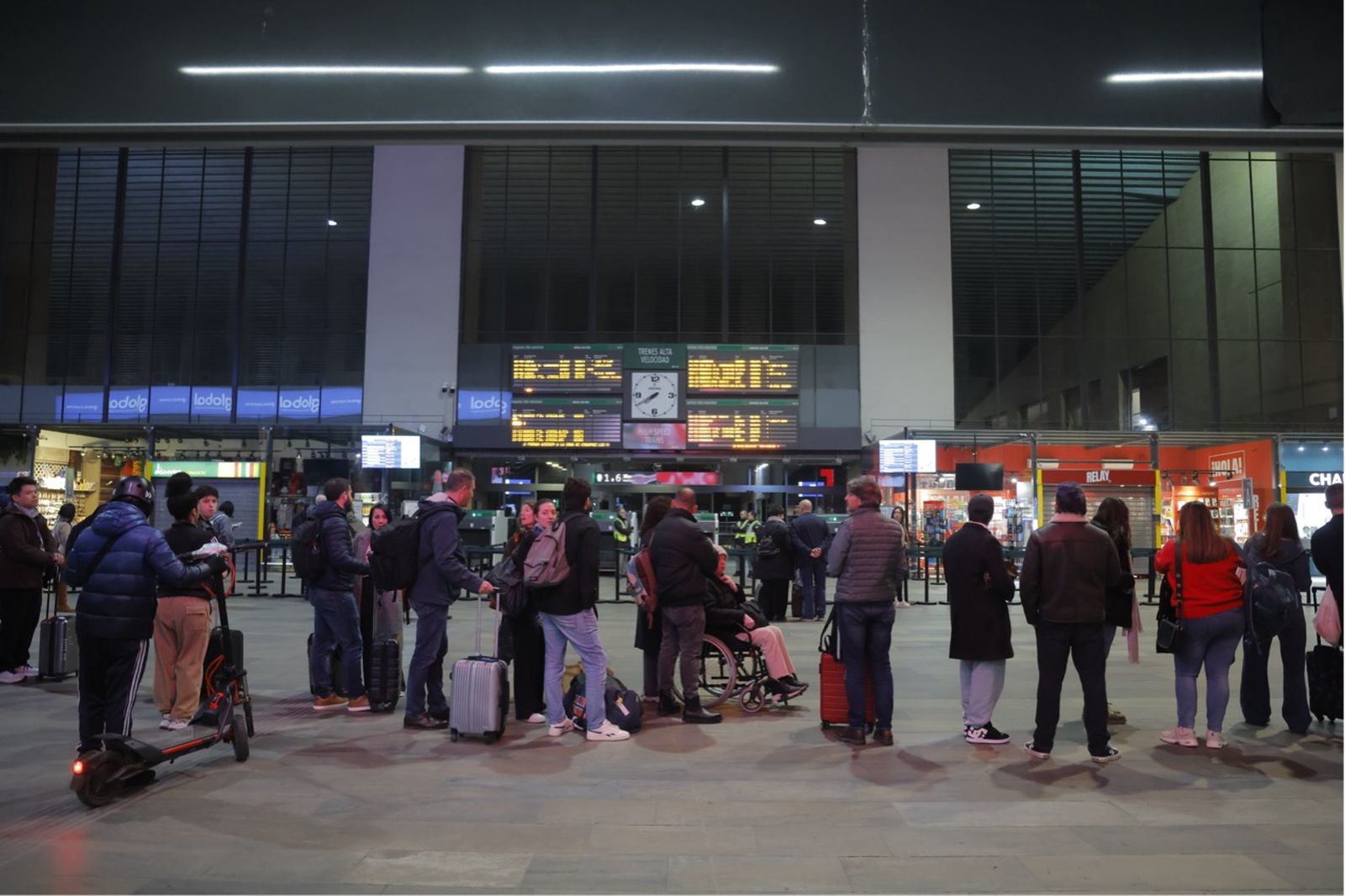 Viajeros esperando en la cola para montarse en el Iryo
