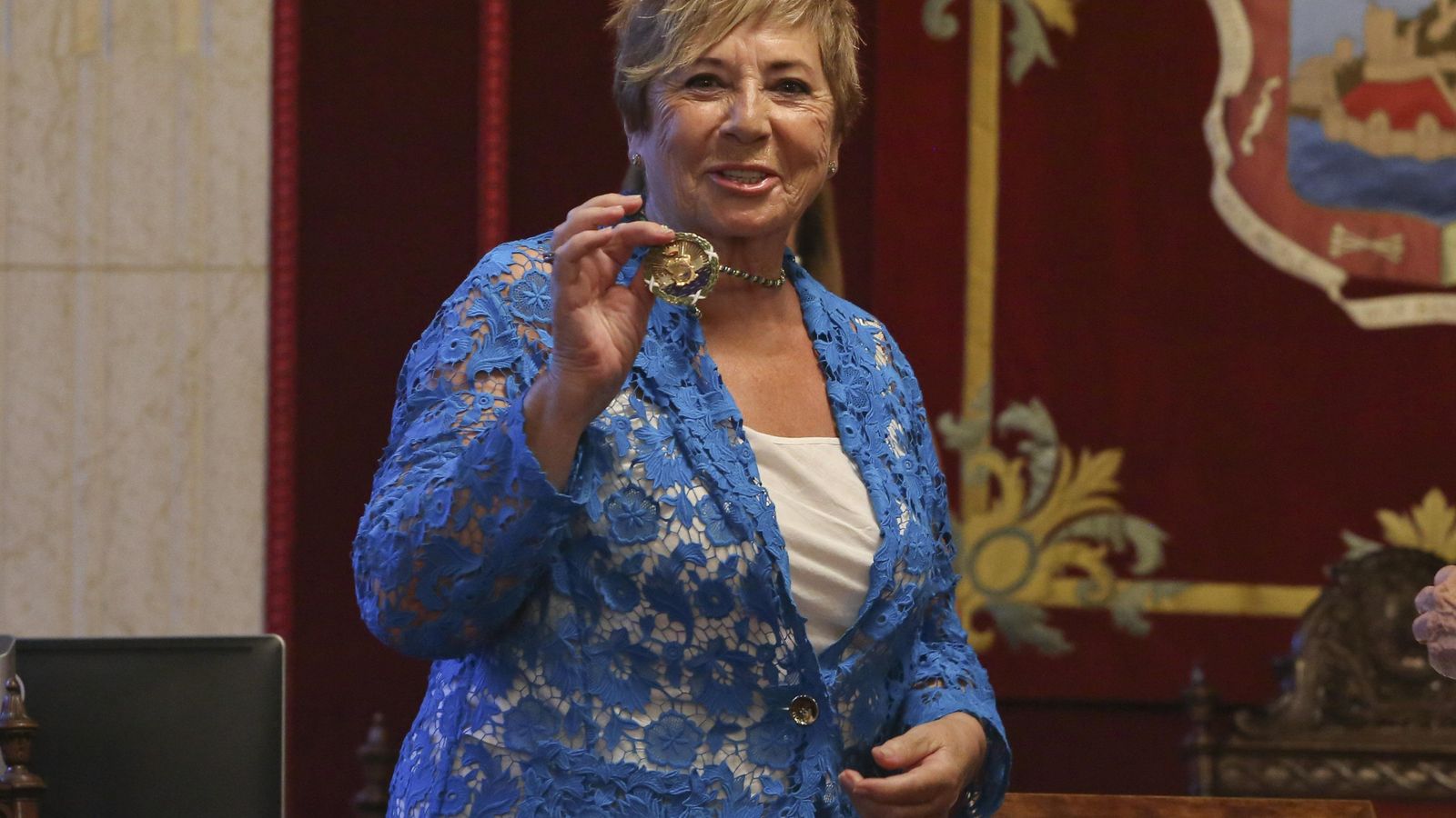 Celia Villalobos posa con la Medalla de la Ciudad.