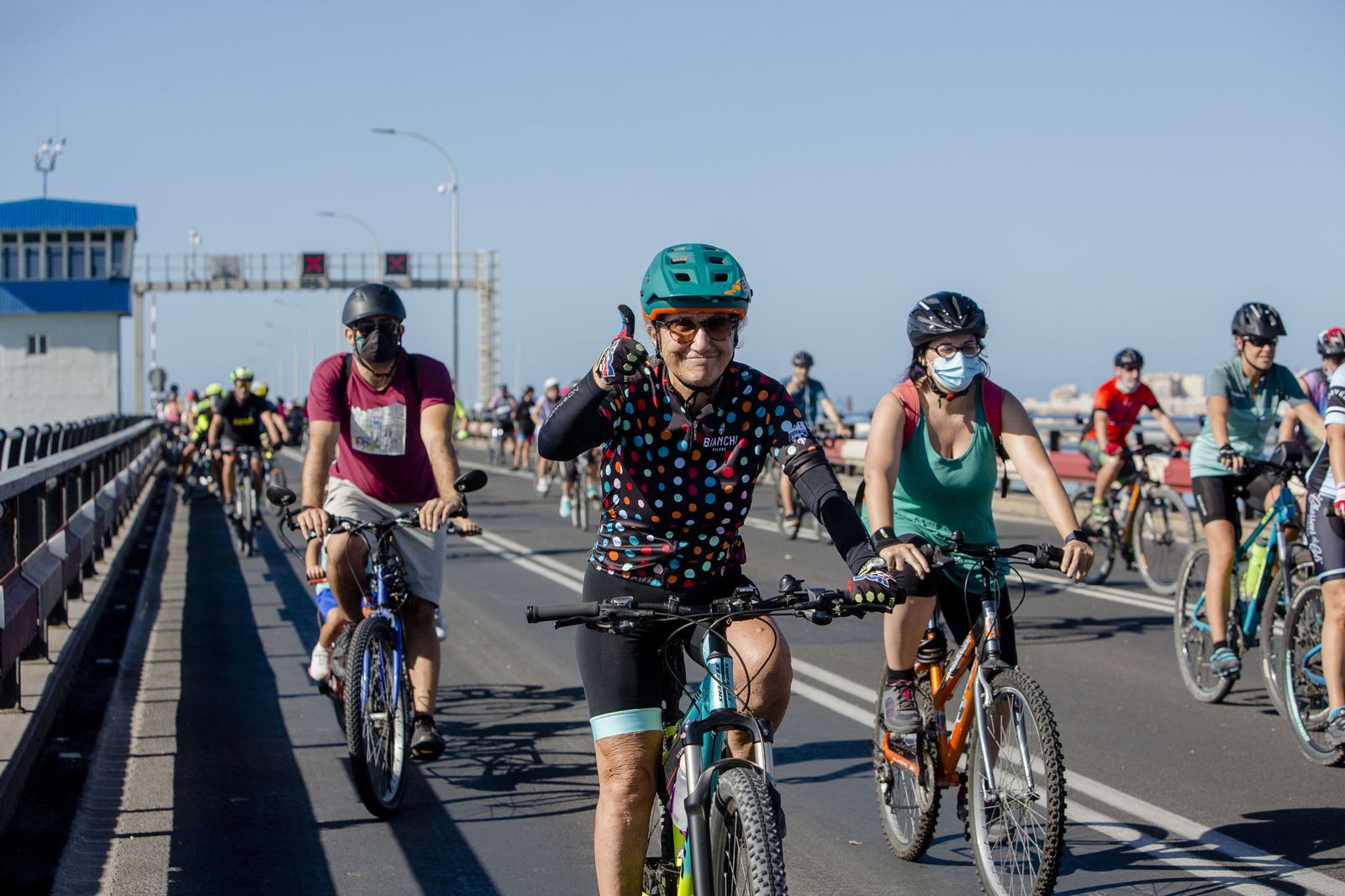 Los ciclistas atraviesan el Puente Carranza.