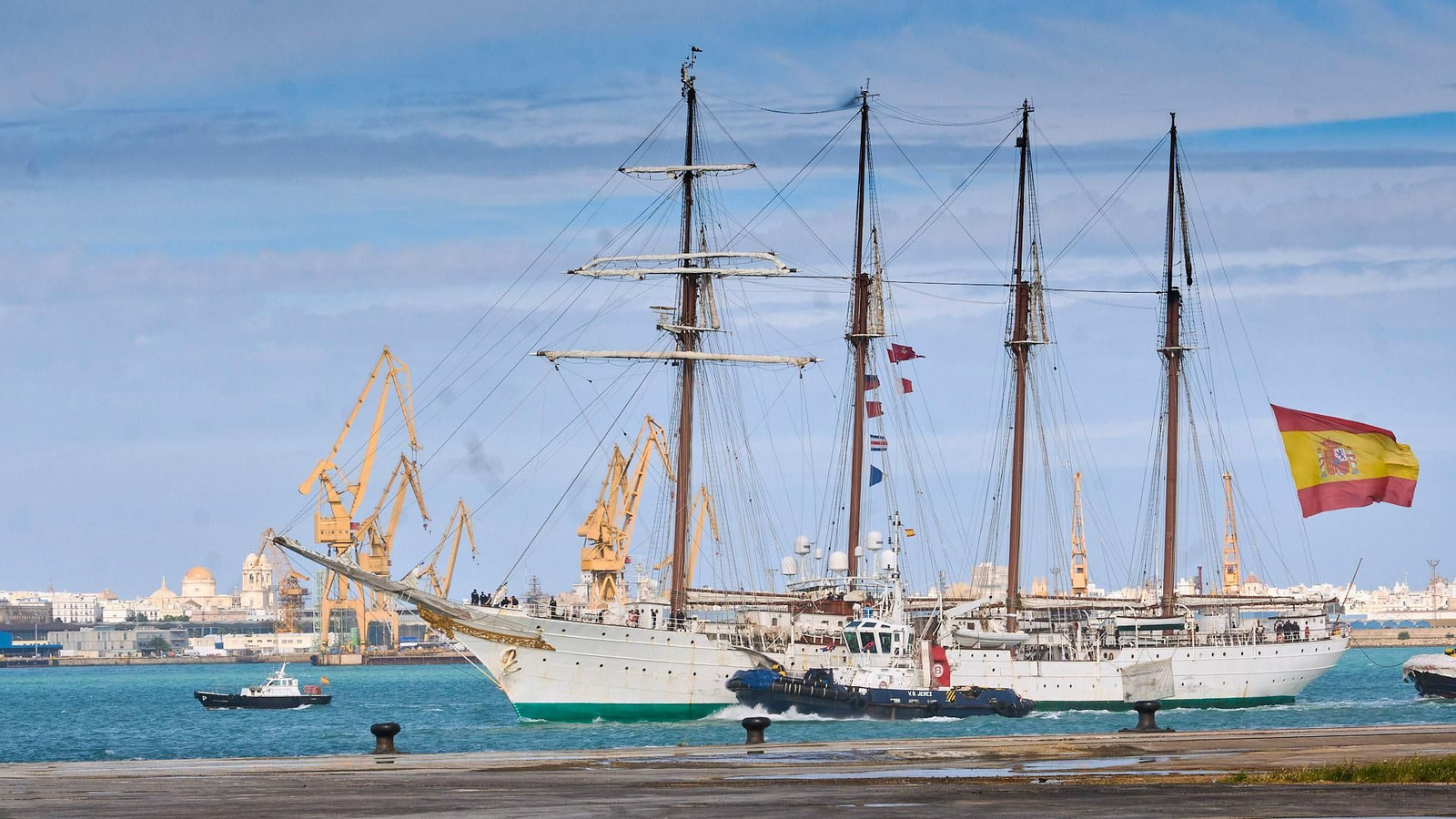 El buque escuela 'Juan Sebastián de Elcano' en la Bahía deCádiz