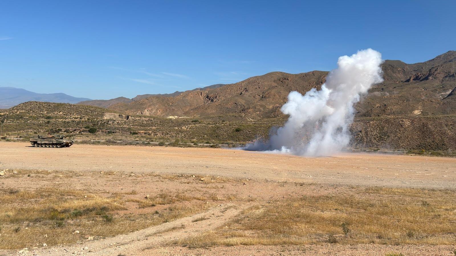El carro de combate usa lanzafumígenos con cortinas de humo para ocultar sus maniobras El carro de combate usa lanzafumígenos con cortinas de humo para ocultar sus maniobras