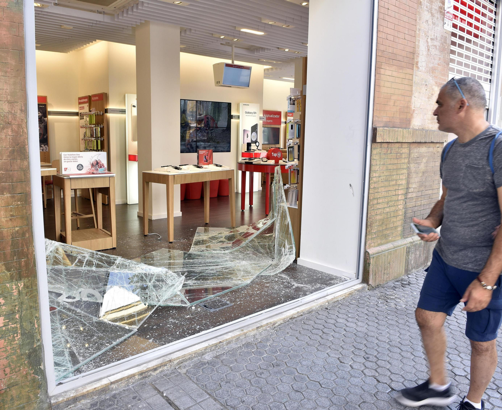 Alunizaje en la tienda de Vodafone de la calle Feria.