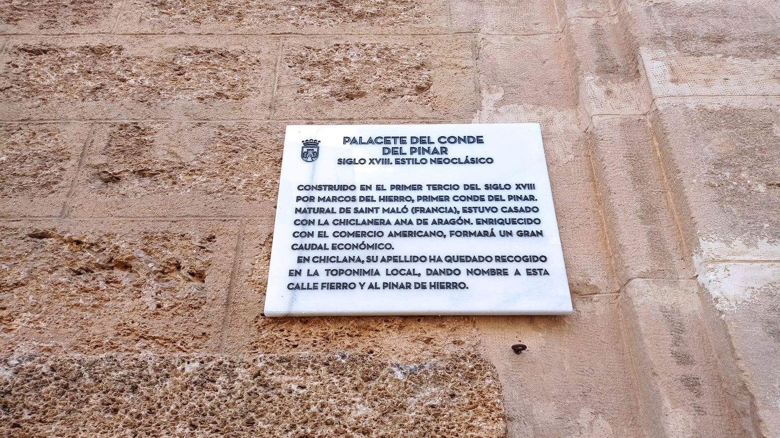 Placa ubicada en el Palacete del Conde del Pinar.