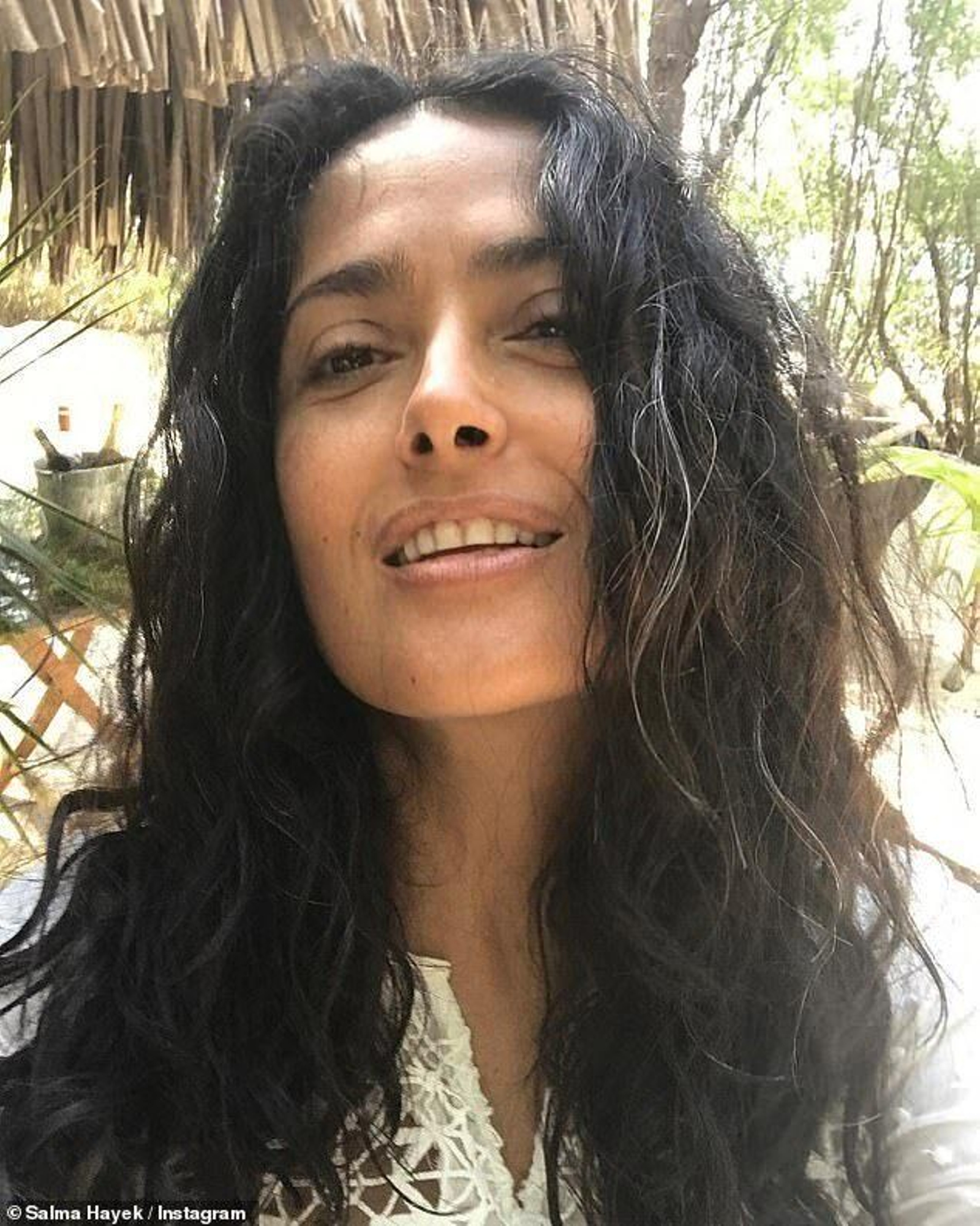 Salma Hayek, orgullosa de sus canas en sus redes.