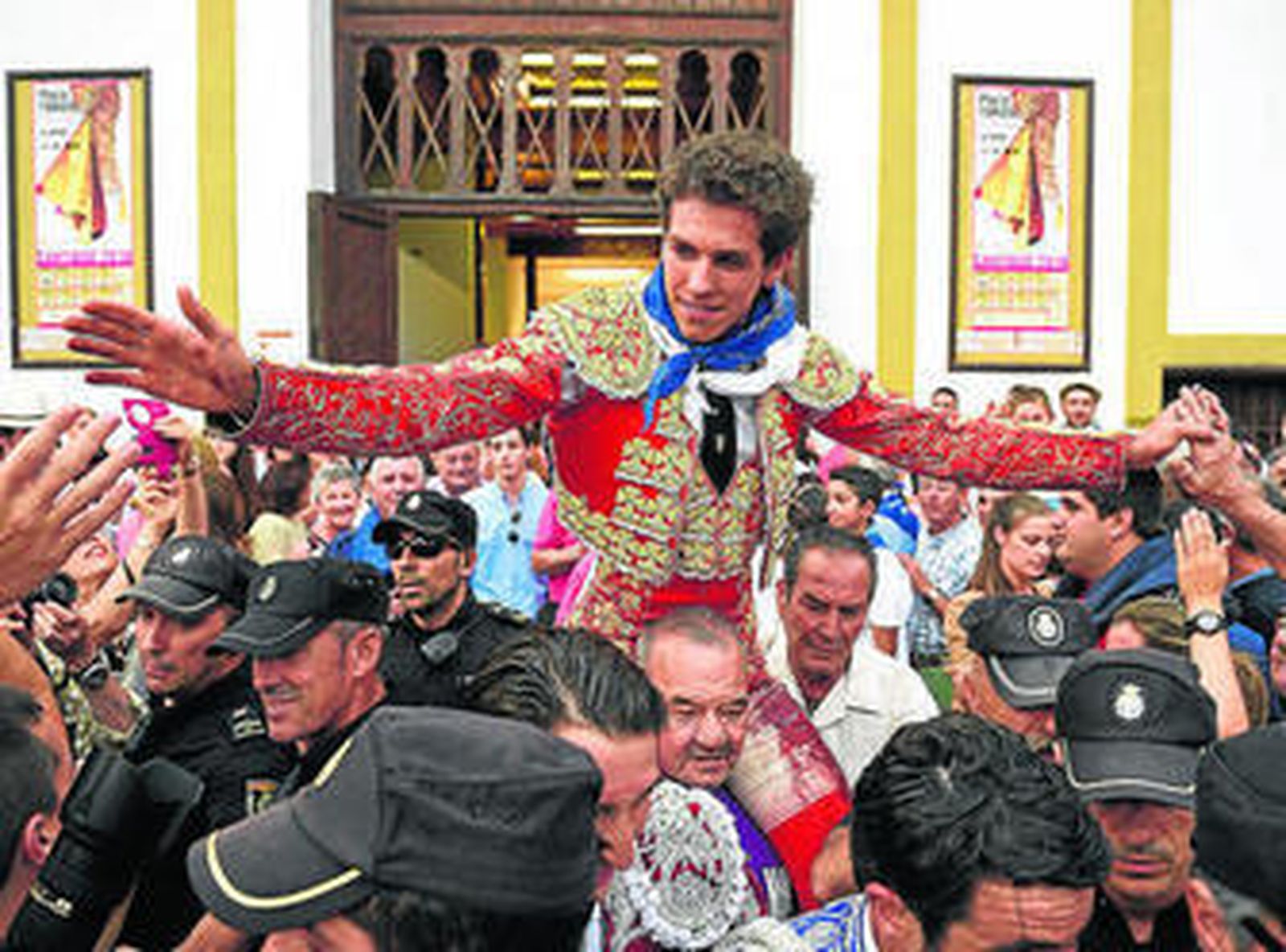 Ginés Marín sale a hombros de la plaza tras lograr tres orejas.