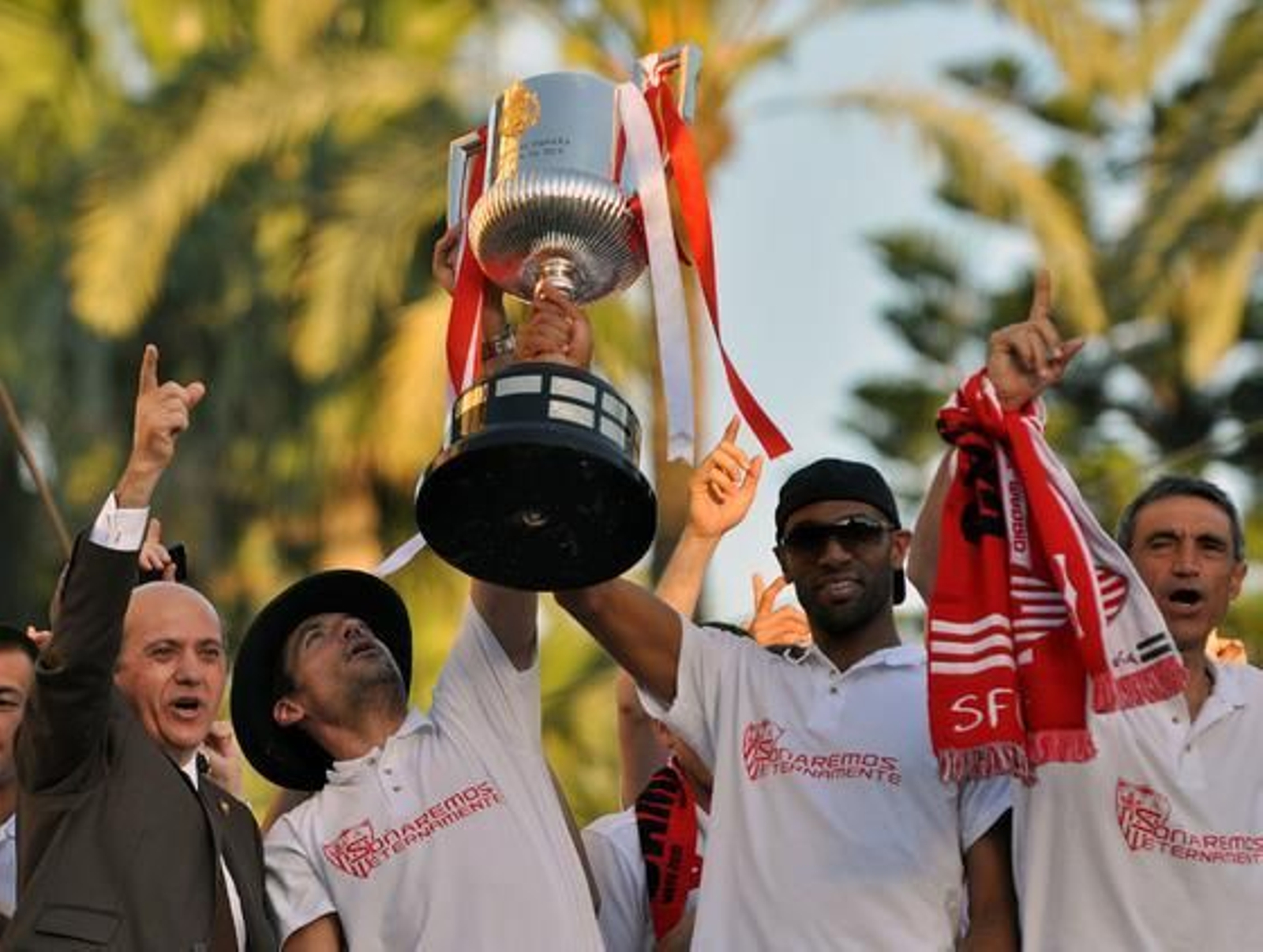 Kanoute y Palop levantan la Copa y Del Nido y Álvarez cantan al unísono.

Foto: Manuel Gómez