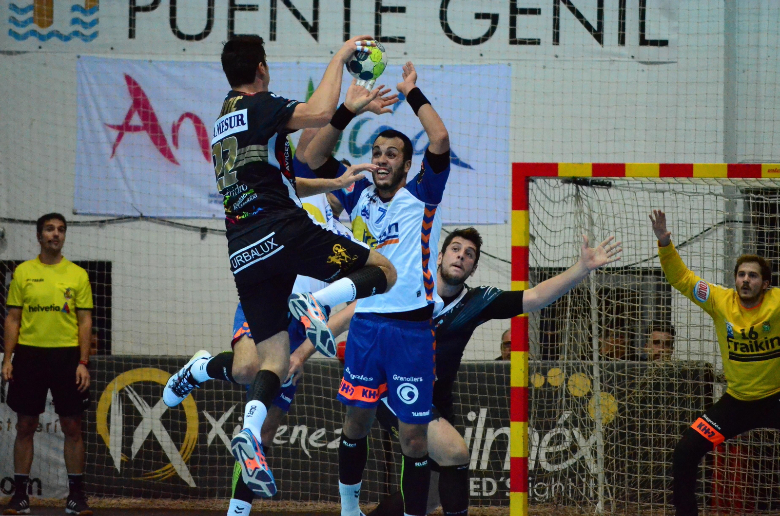 Rudovic, máximo goleador del Ximénez, se eleva en nueve metros para disparar por encima de Marc García.