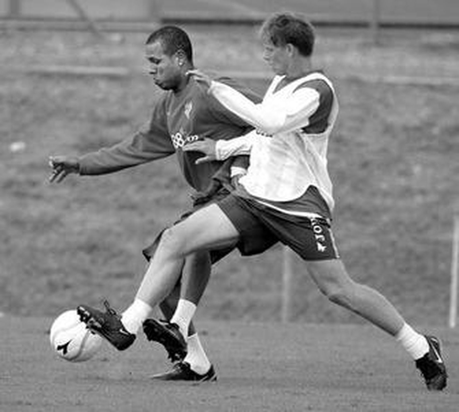 Luis Fabiano disputa un balón con De Mul, ayer.