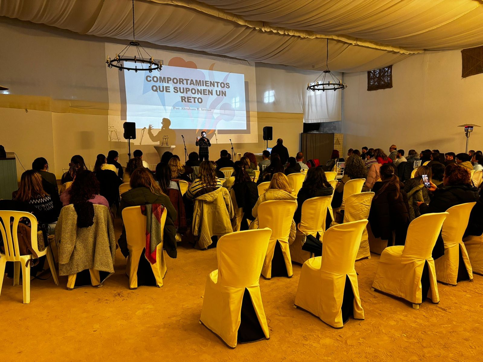 Taller de la asociación Divergentemente en las Bodegas Miguel Guerra de Chiclana