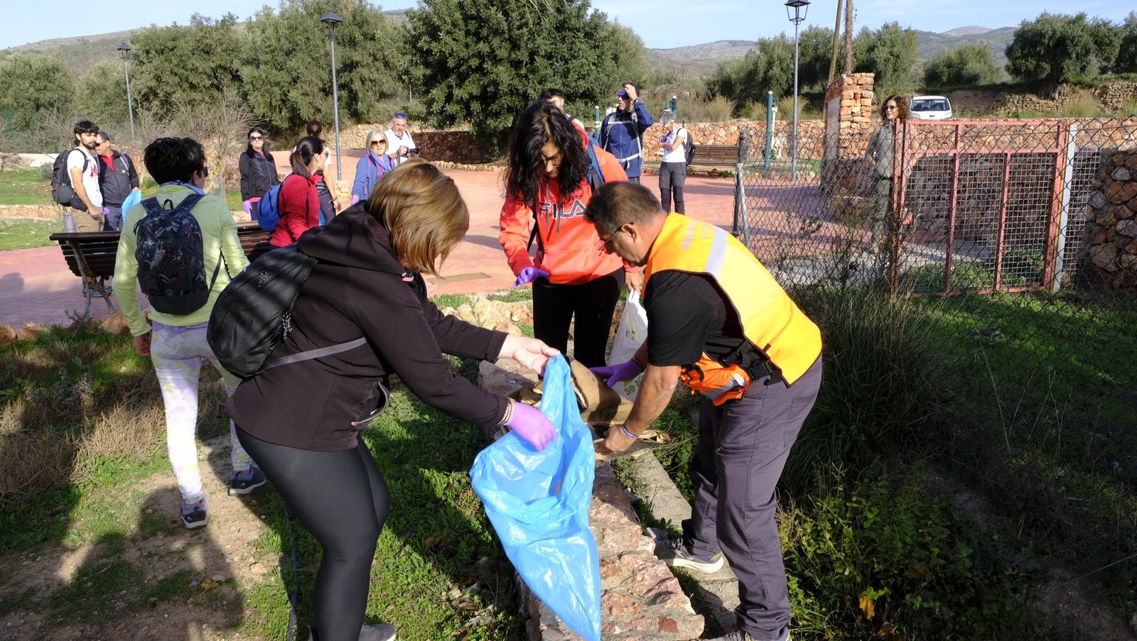 Limpieza y senderismo por la Alpujarra, en imágenes