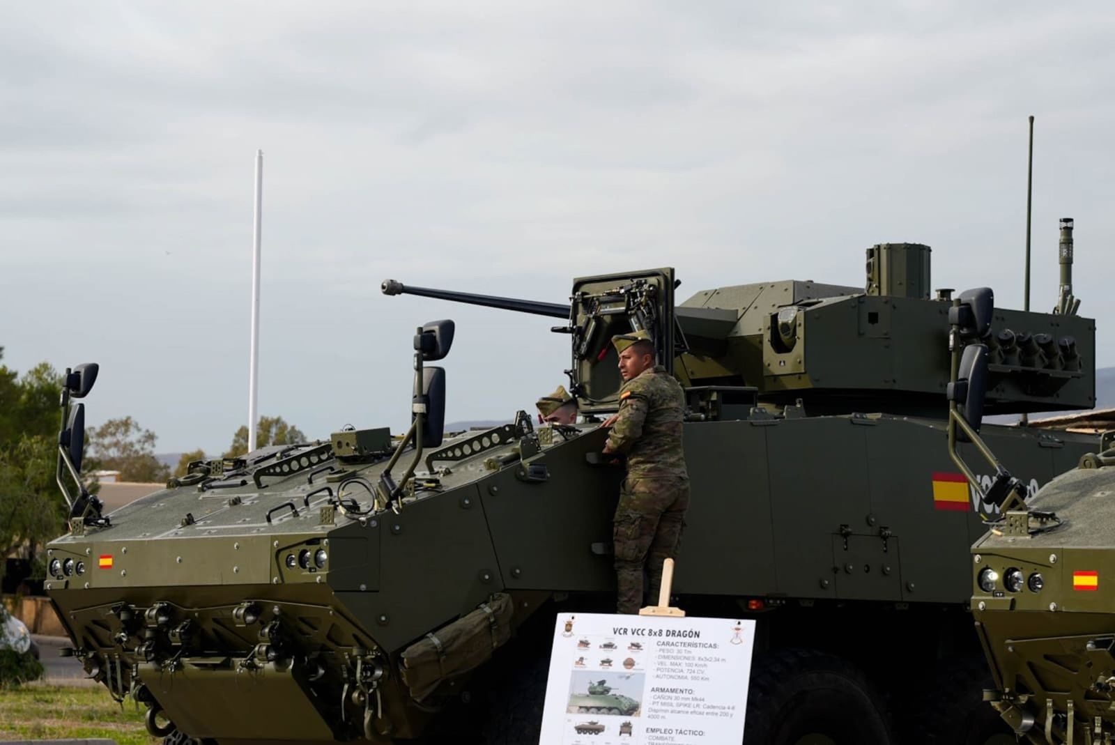 Un militar del Ejército de Tierra junto a uno de los vehículos de combate sobre ruedas (VCR) 8x8 'Dragón' presentados en la Base 'Álvarez de Sotomayor', en Viator (Almería).