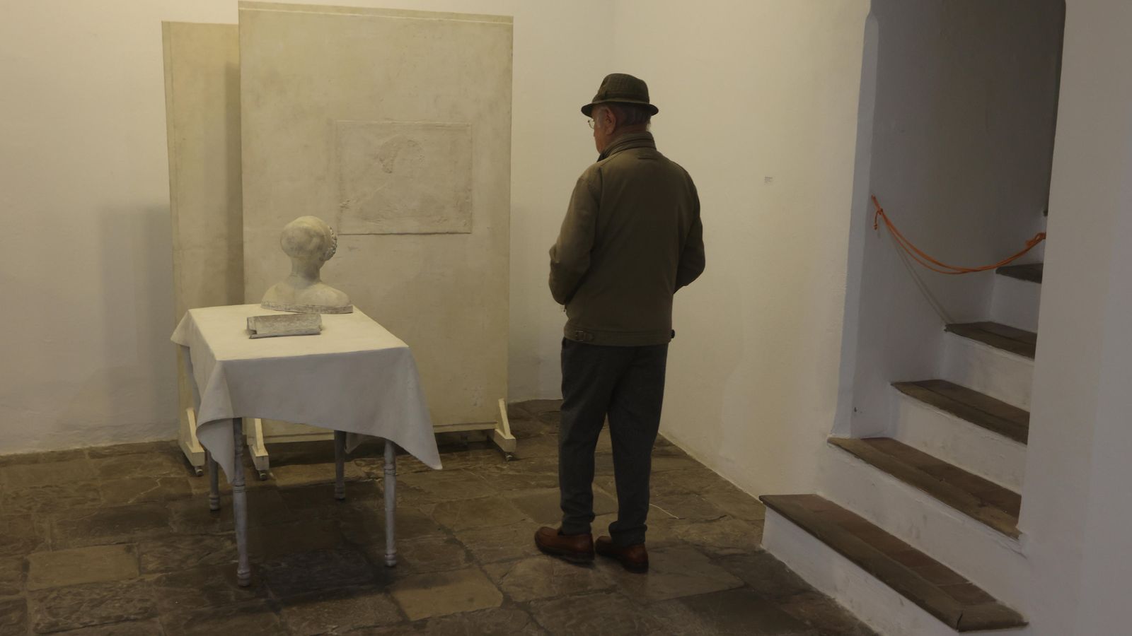 ‘Mesa, relieve y tableros’, la escultura que recibe al visitante en Rafael Ortiz.