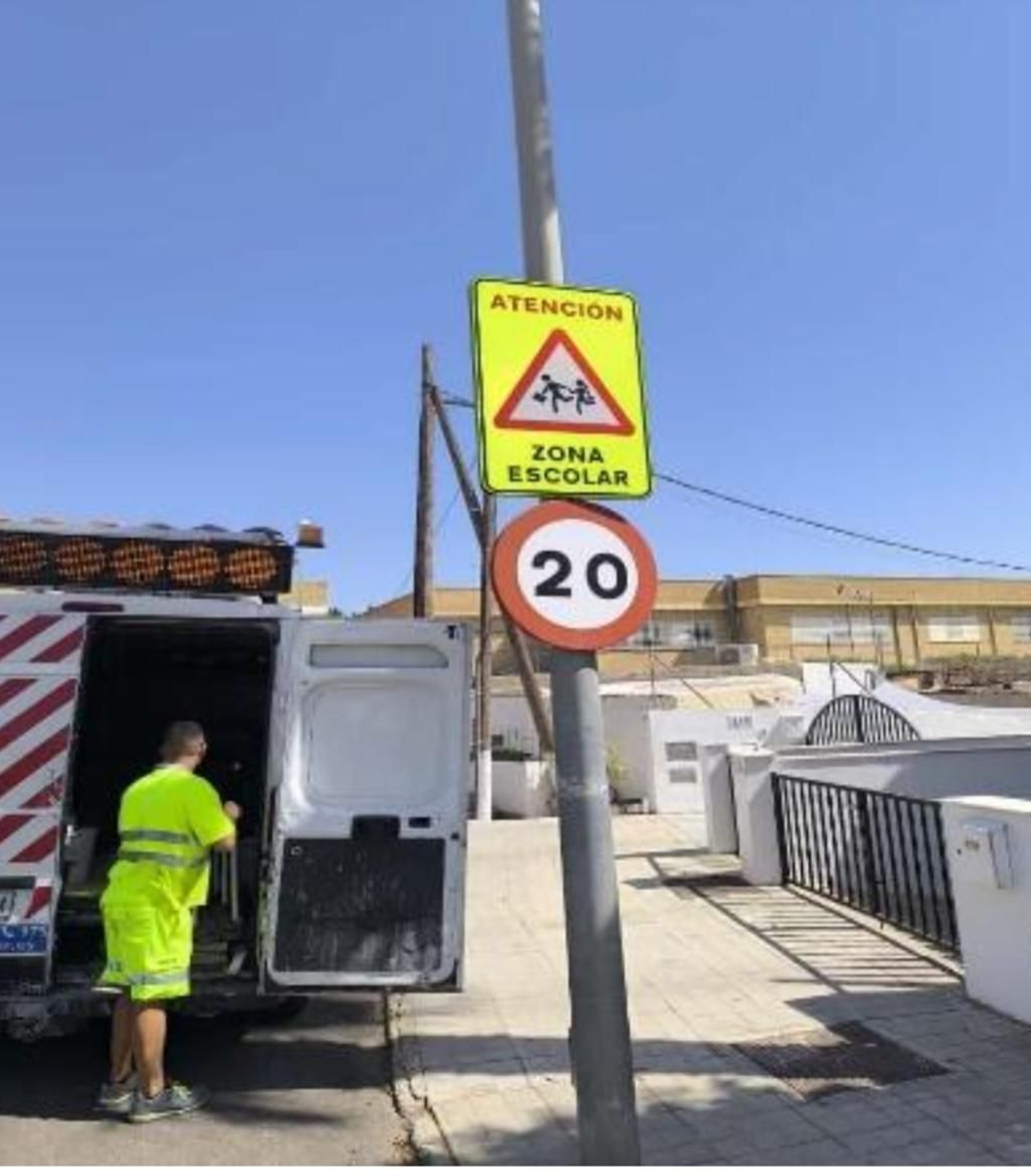 Instalación de señales verticales que reducen la velocidad de la vía a 20 kilómetros/hora y advierten de que es zona escolar.