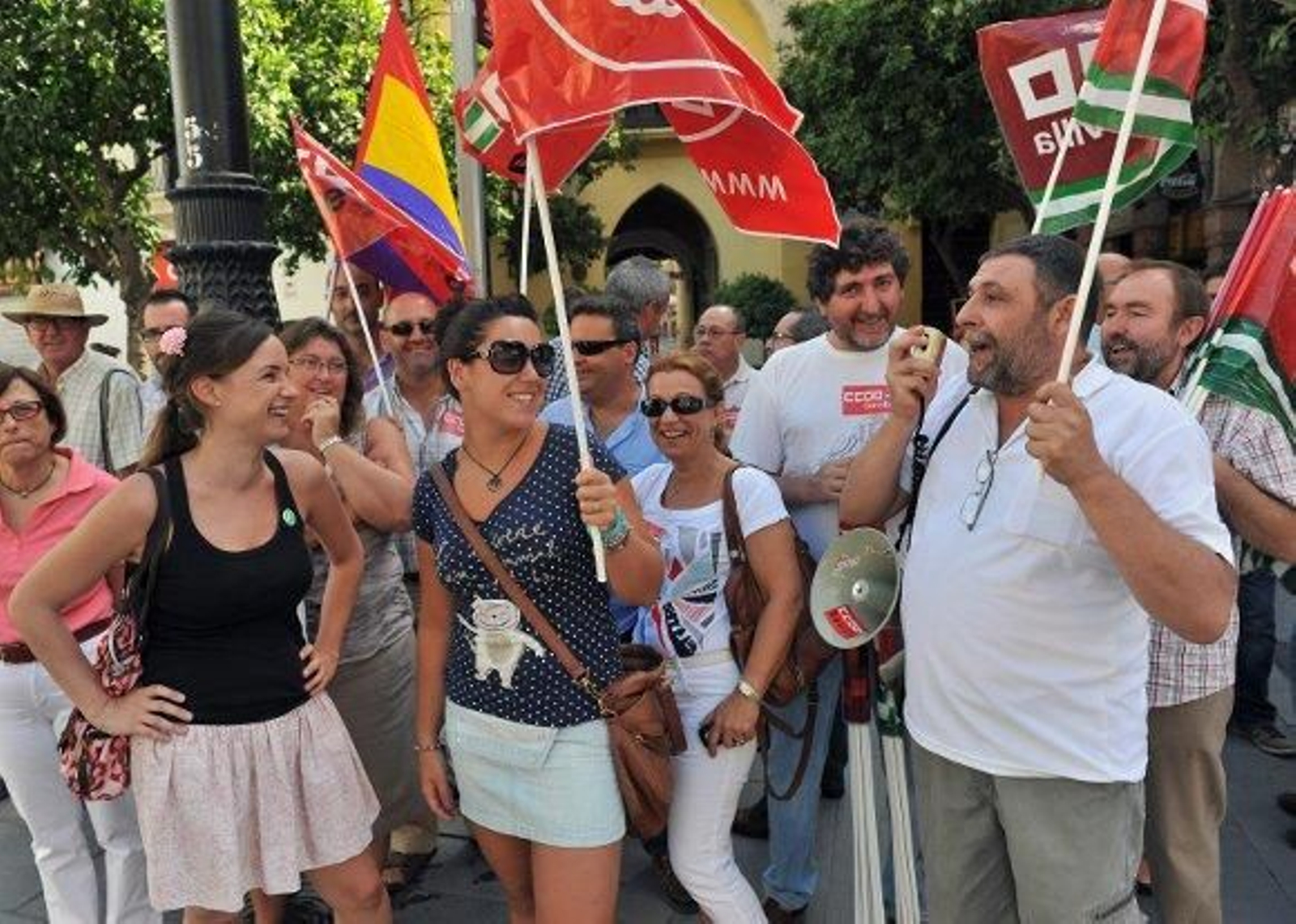 La calle clama contra una subida del IVA "que empobrece a los mismos"