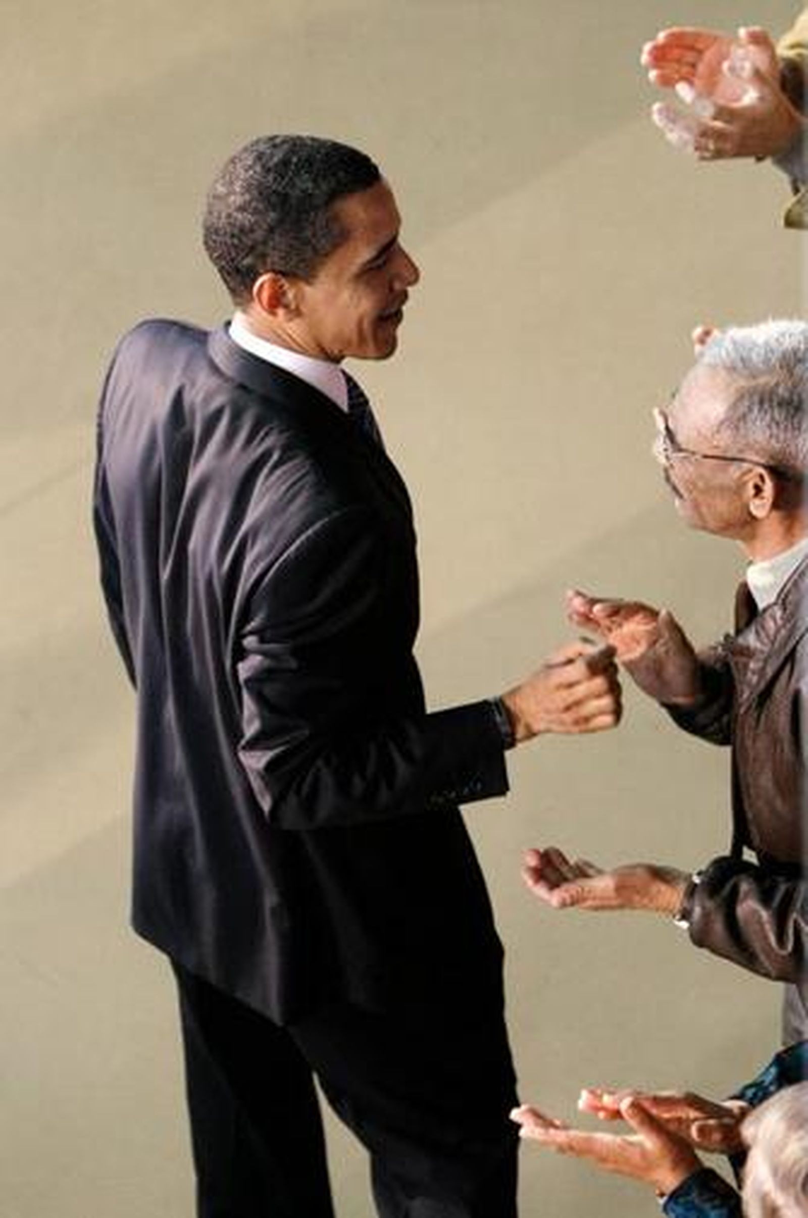 Obama saluda a los asistentes a un acto de campaña.