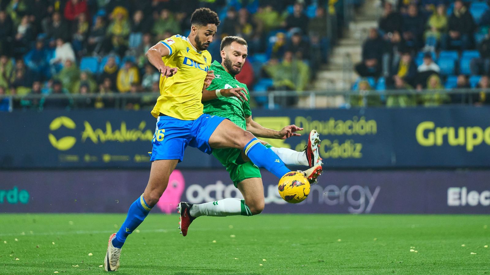 Pezzella se lanza a intentar taponar el posible disparo de Chris Ramos, delantero del Cádiz.