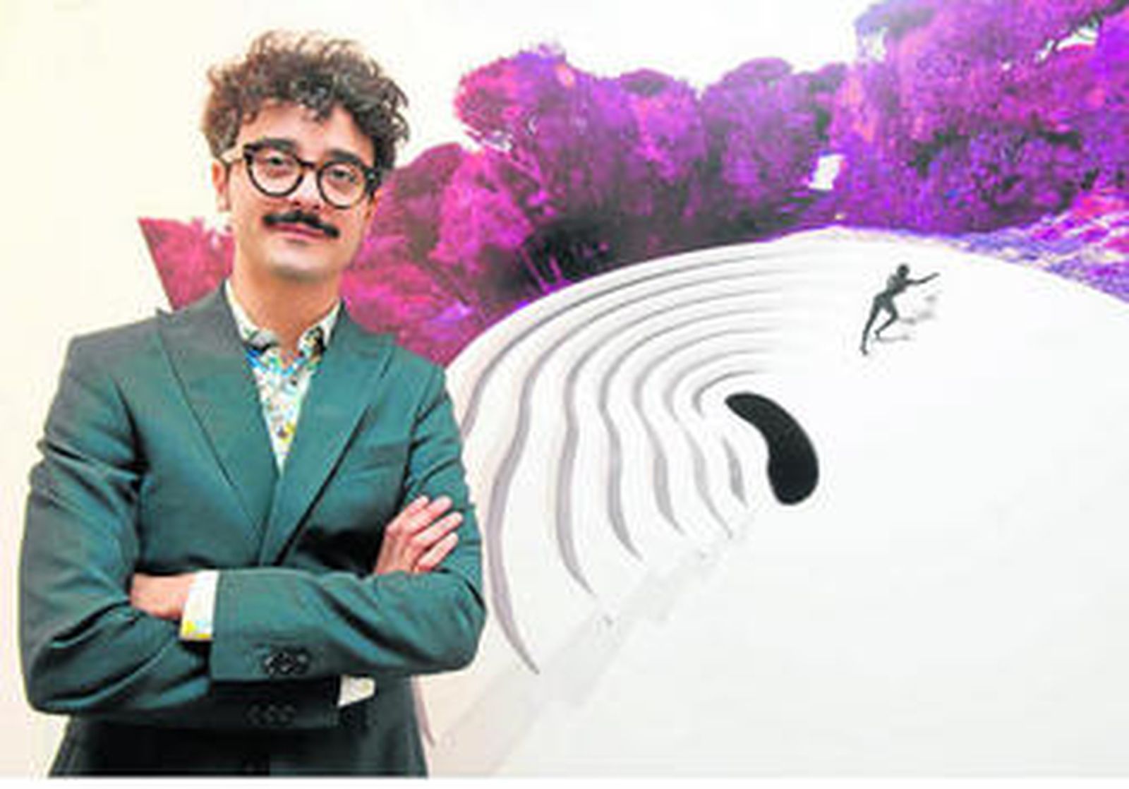 Raúl Rosillo posa ante su obra en Rivadavia.