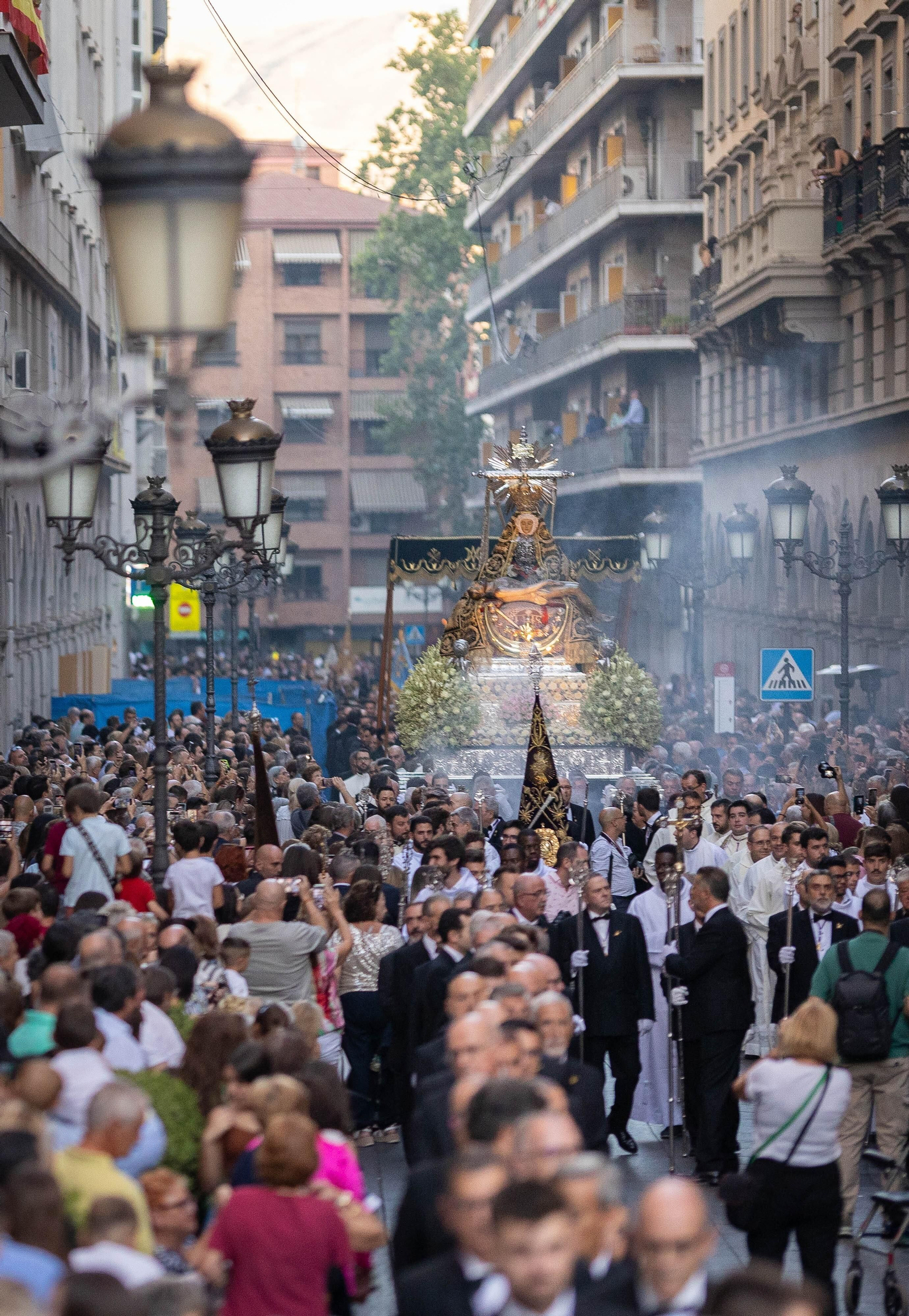 Fotos: así ha sido la procesión de la Virgen de las Angustias de Granada