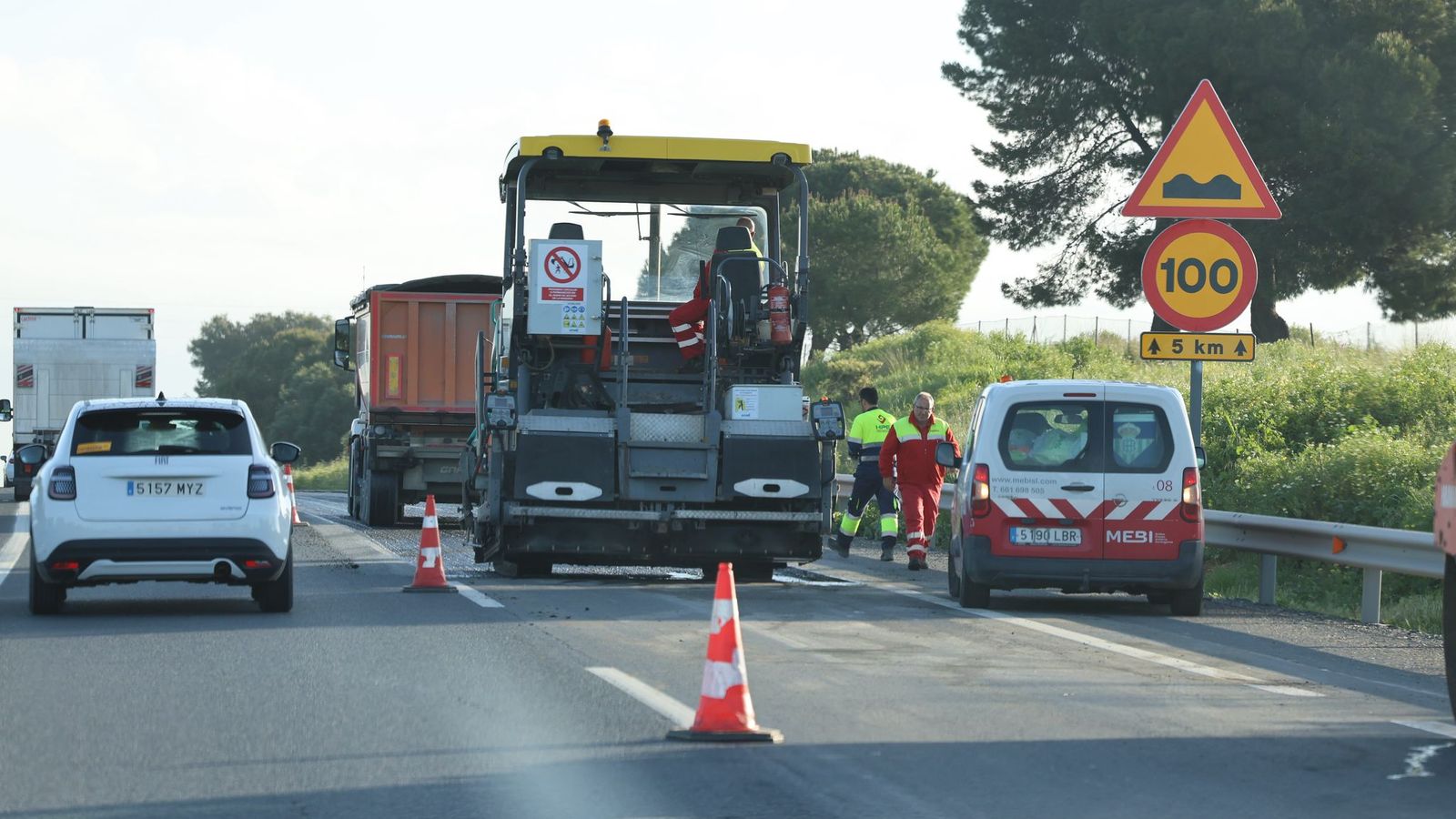 Operarios este lunes trabajando en el firme de la A-49.
