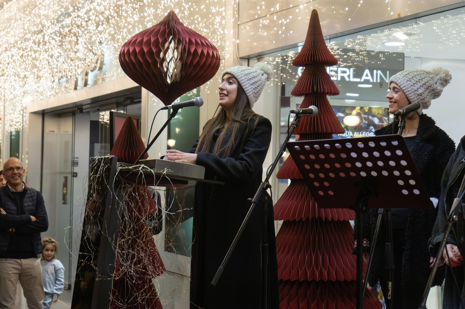 Así se ha iluminado El Corte Inglés de Granada para dar la bienvenida a la Navidad