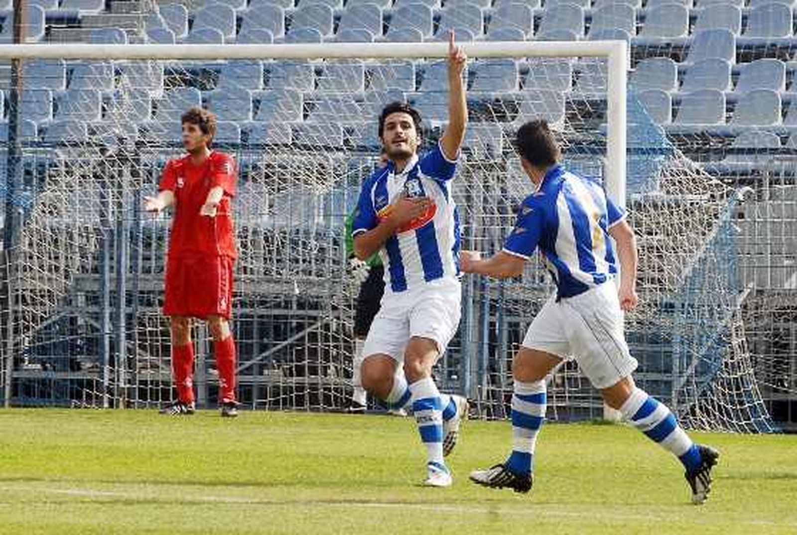 Alfredo Valtierra se estrenó por todo lo alto en La Juventud, marcando dos de los tres goles del Jerez Industrial y completando un magnífico partido.

Foto: Manuel Aranda
