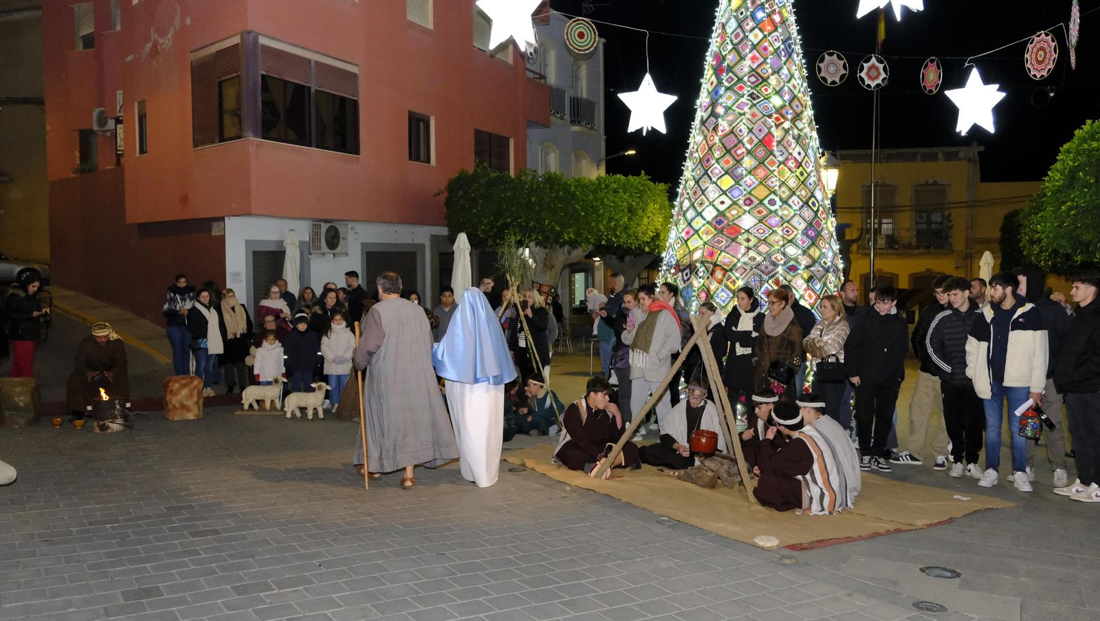 El Belén viviente de Gádor abarrota de público la plaza del pueblo, en imágenes