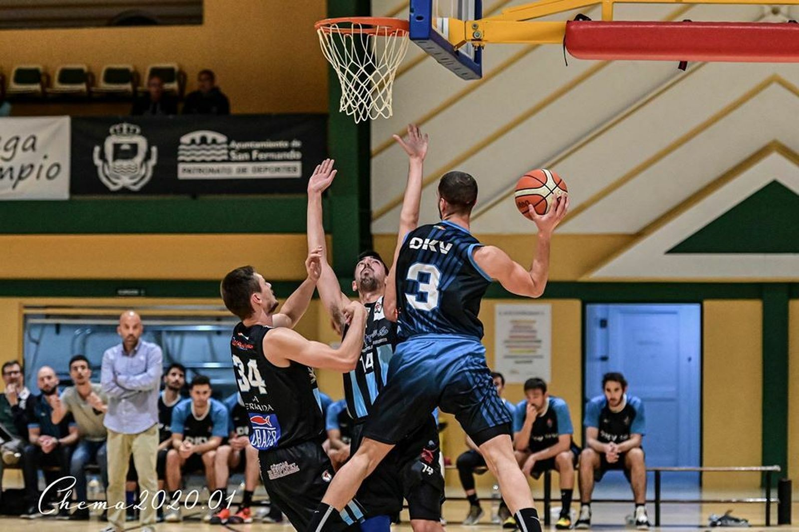 Ángel González busca un compañero al que pasar el balón bajo el aro linense.