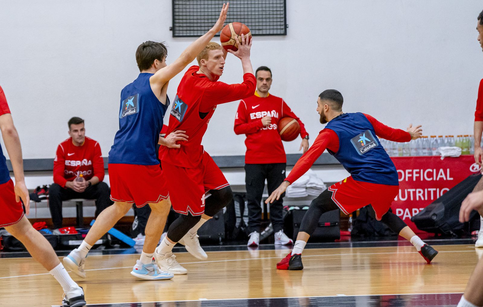 Alberto Díaz, Darío Brizuela y Jonathan Barreiro, a las órdenes de Scariolo en Bolonia