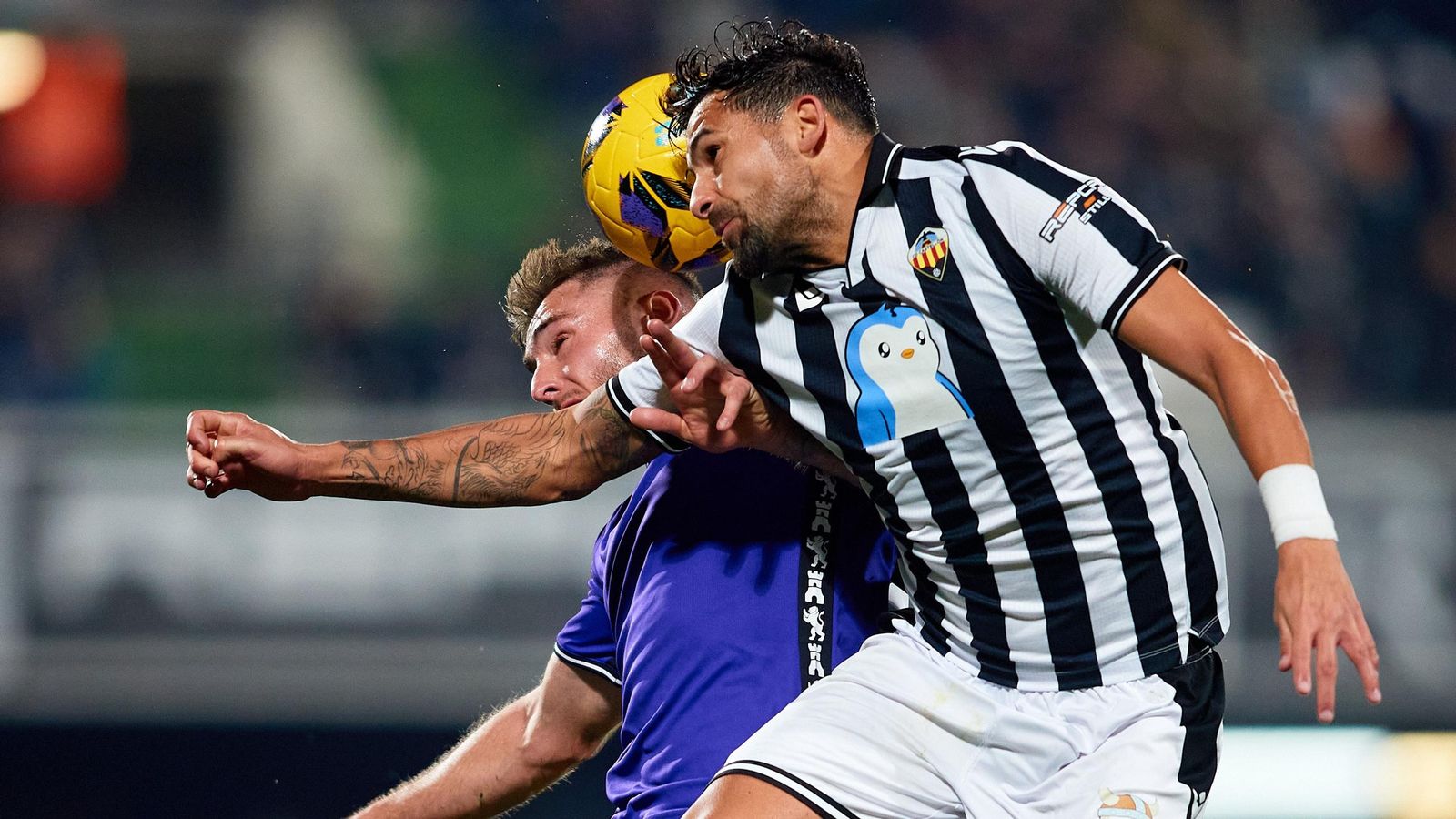 Alberto Jiménez, defensa del Castellón, despeja un balón en pugna con Casas.