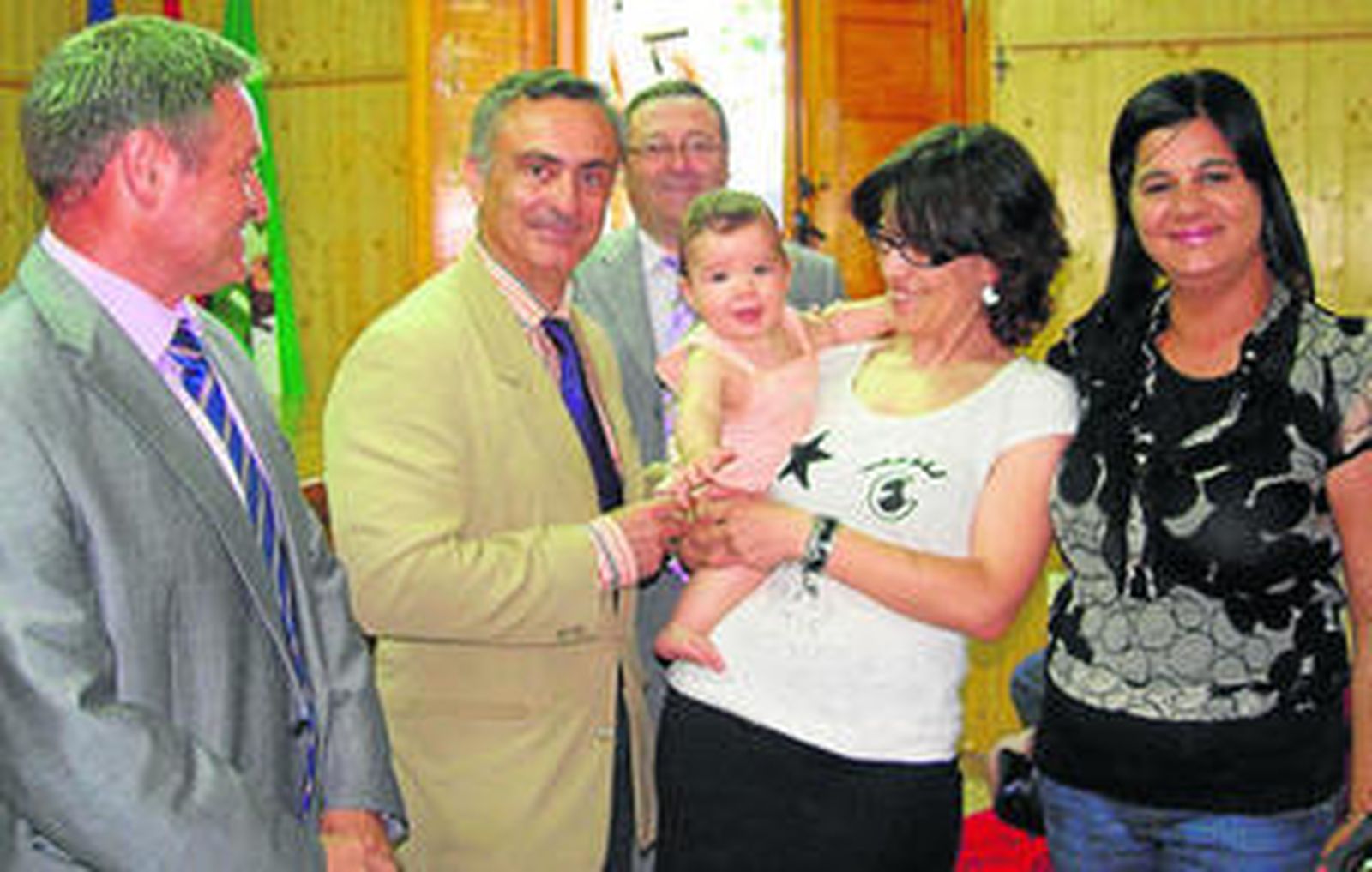 Entrega de llaves de las 32 VPO a jóvenes de Chirivel. En la foto aparece una de las agraciadas con su hijo junto a Usero.