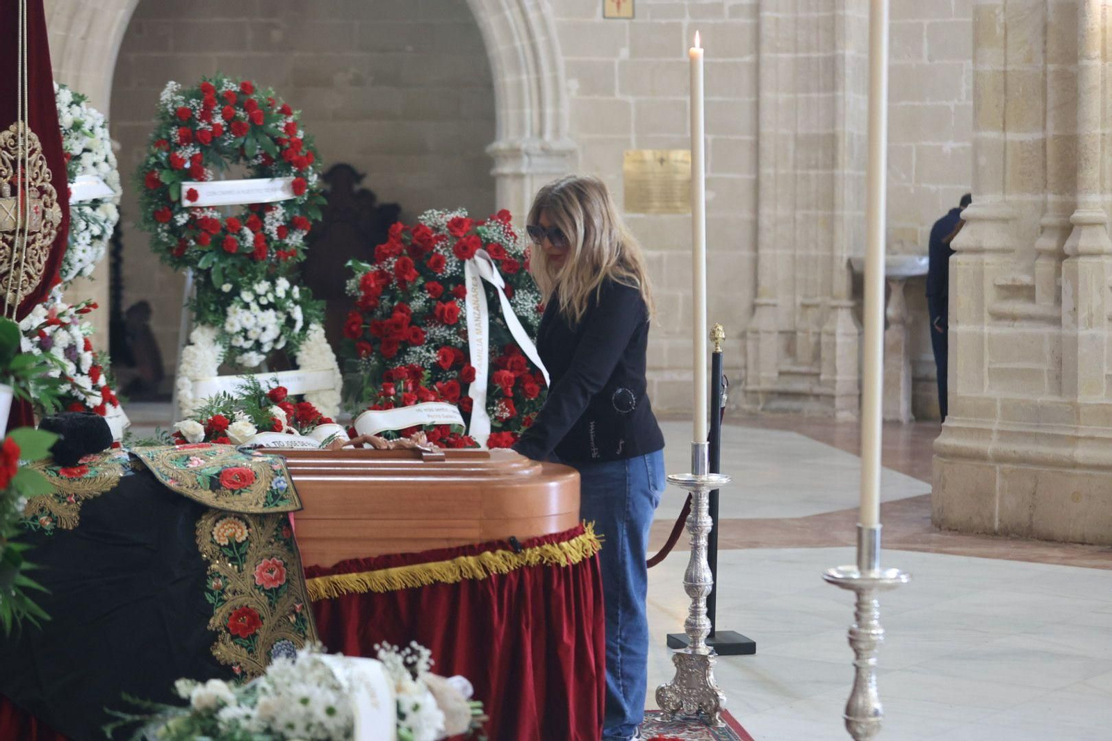 Así es la capilla ardiente de Rafael de Paula en Santiago: capote, montera y la bandera gitana