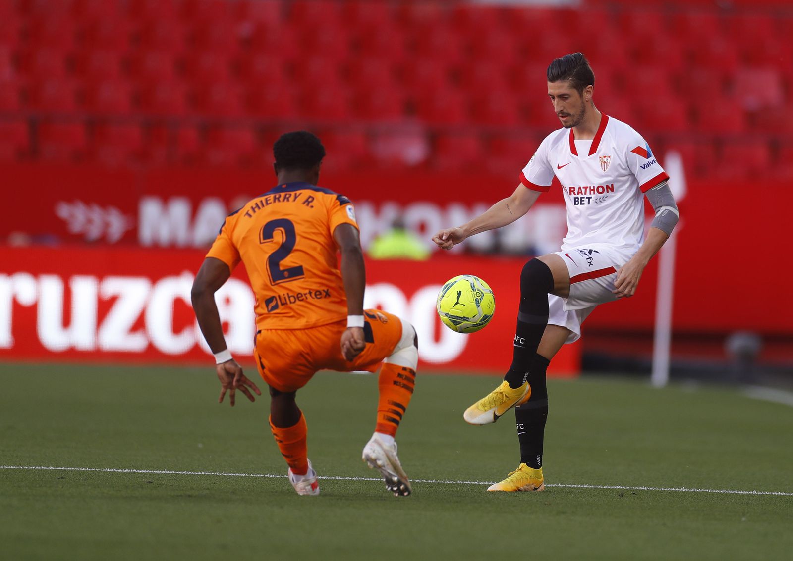 Sergio Escudero toca ante Thierry.