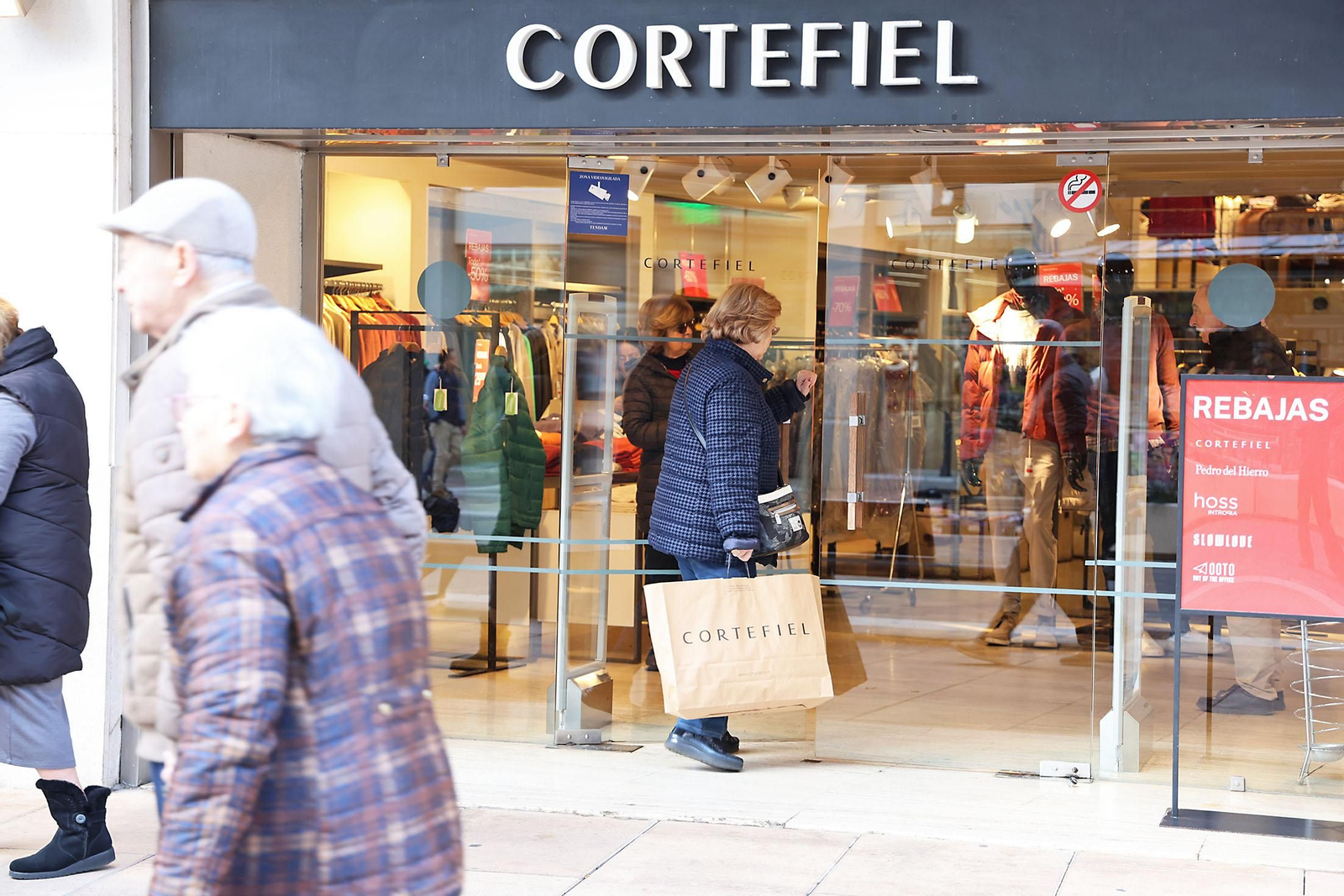 Imágenes del comienzo de las rebajas en Huelva