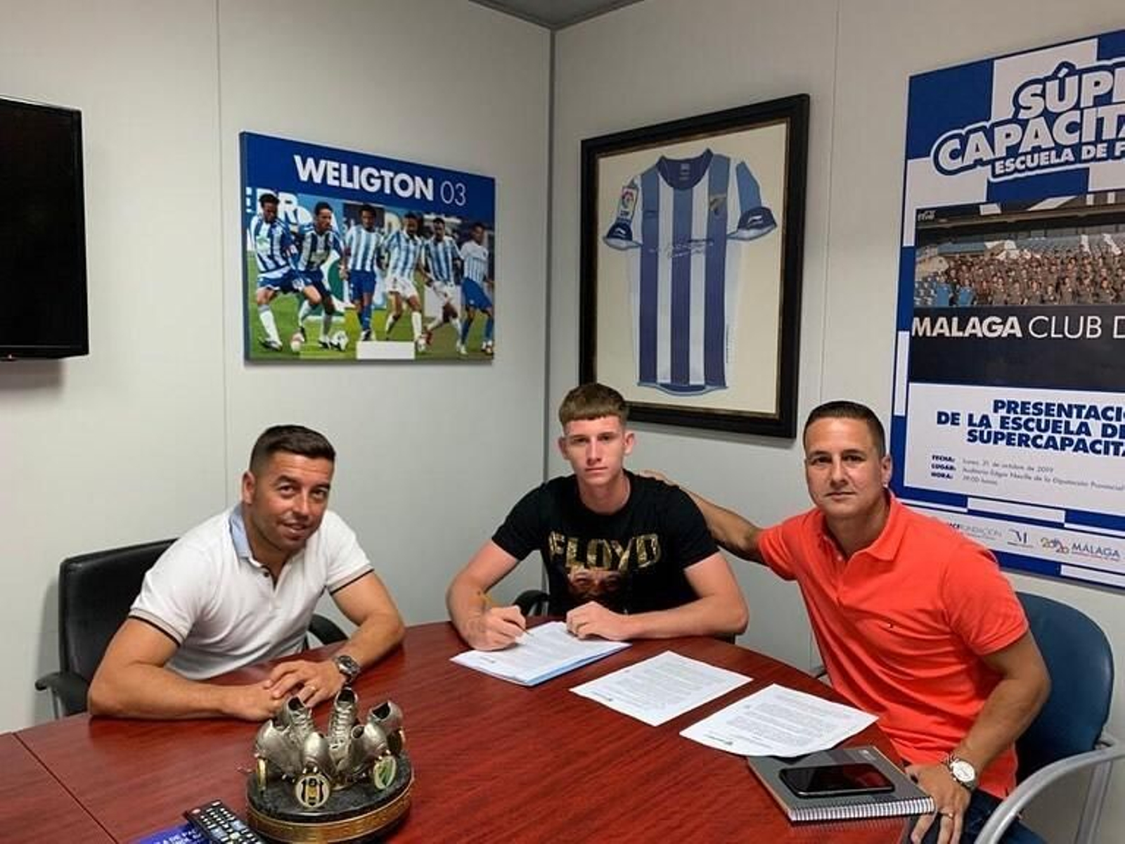 Massi, en la firma de su nuevo contrato con el Málaga.