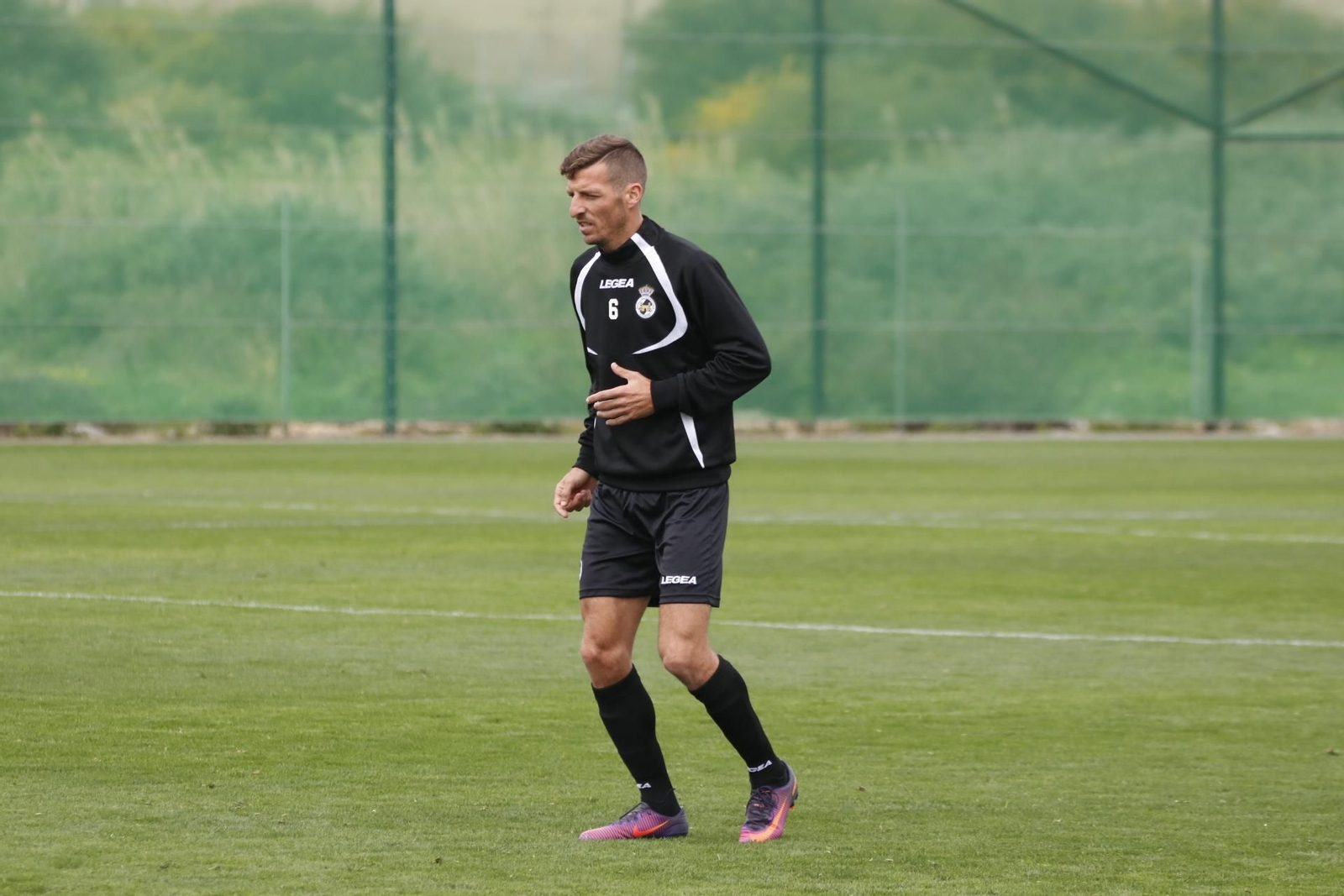 Ismael Chico,  capitán de la Balona, durante el calentamiento previo a un partido