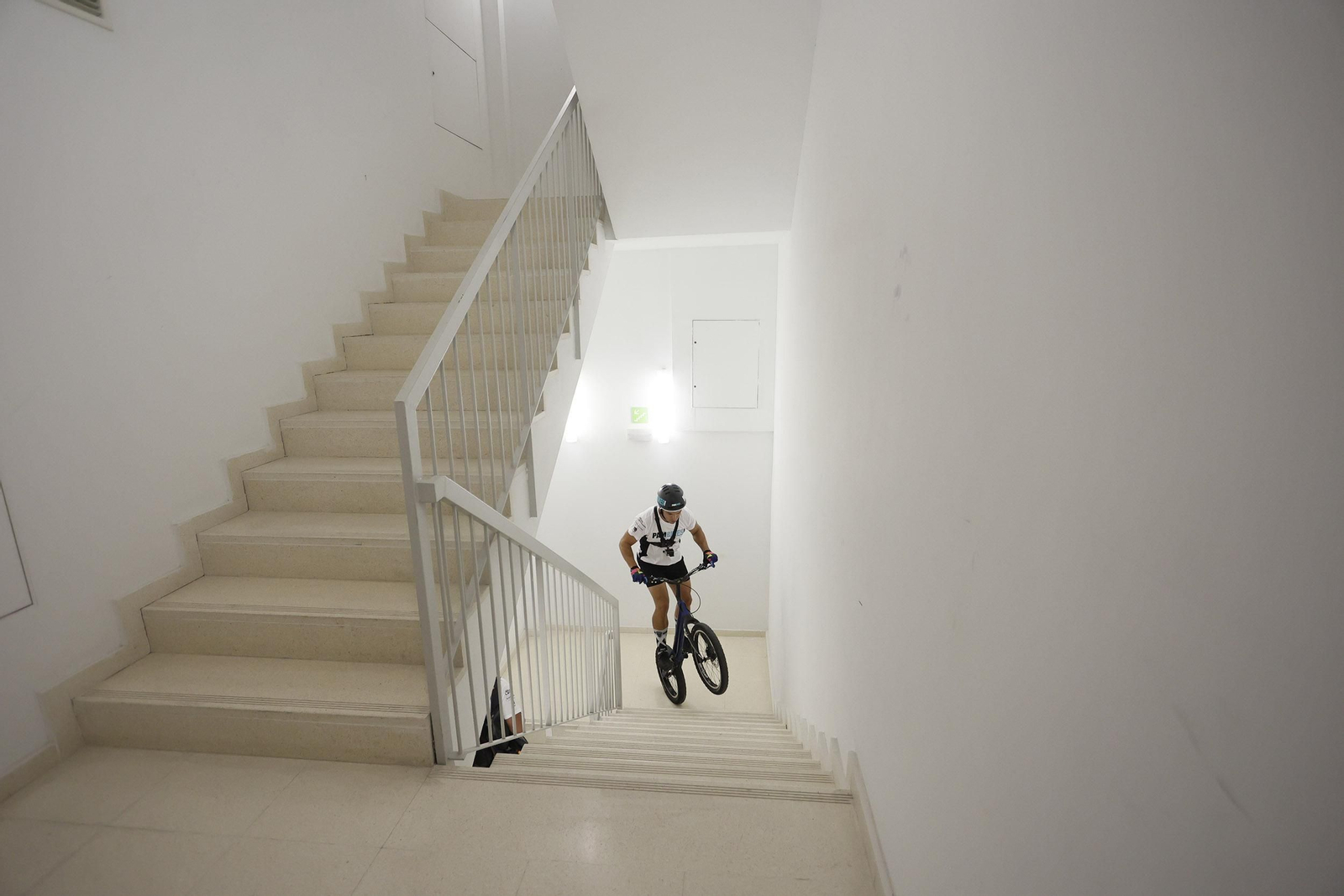 Pablo Adame bate un record mundial subiendo cuatro veces la Torre Sevilla, todas las imágenes