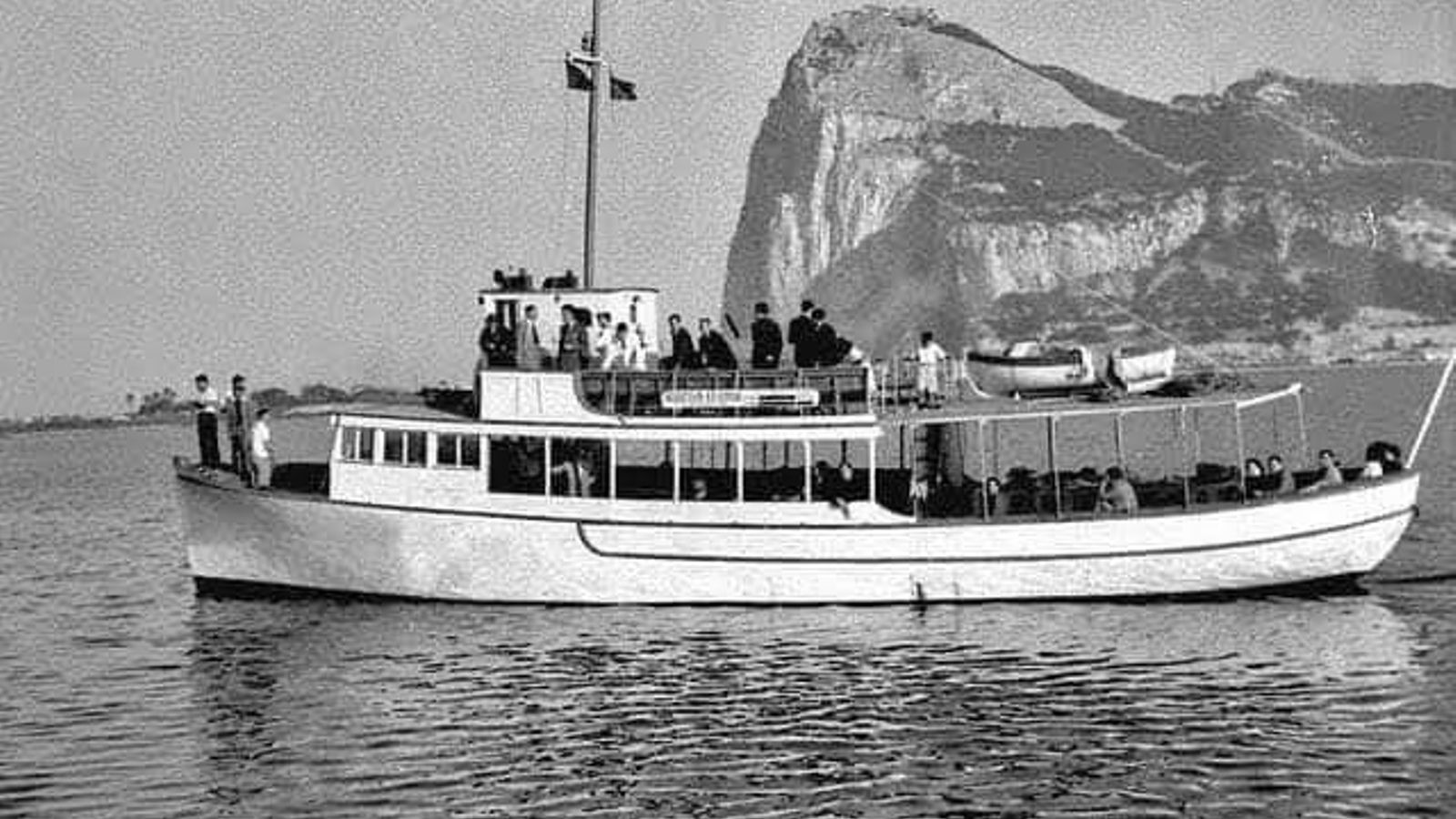Uno de los barquitos que enlazaban el puerto de Algeciras con el pantalán de La Línea entre los años 1949 y 1963