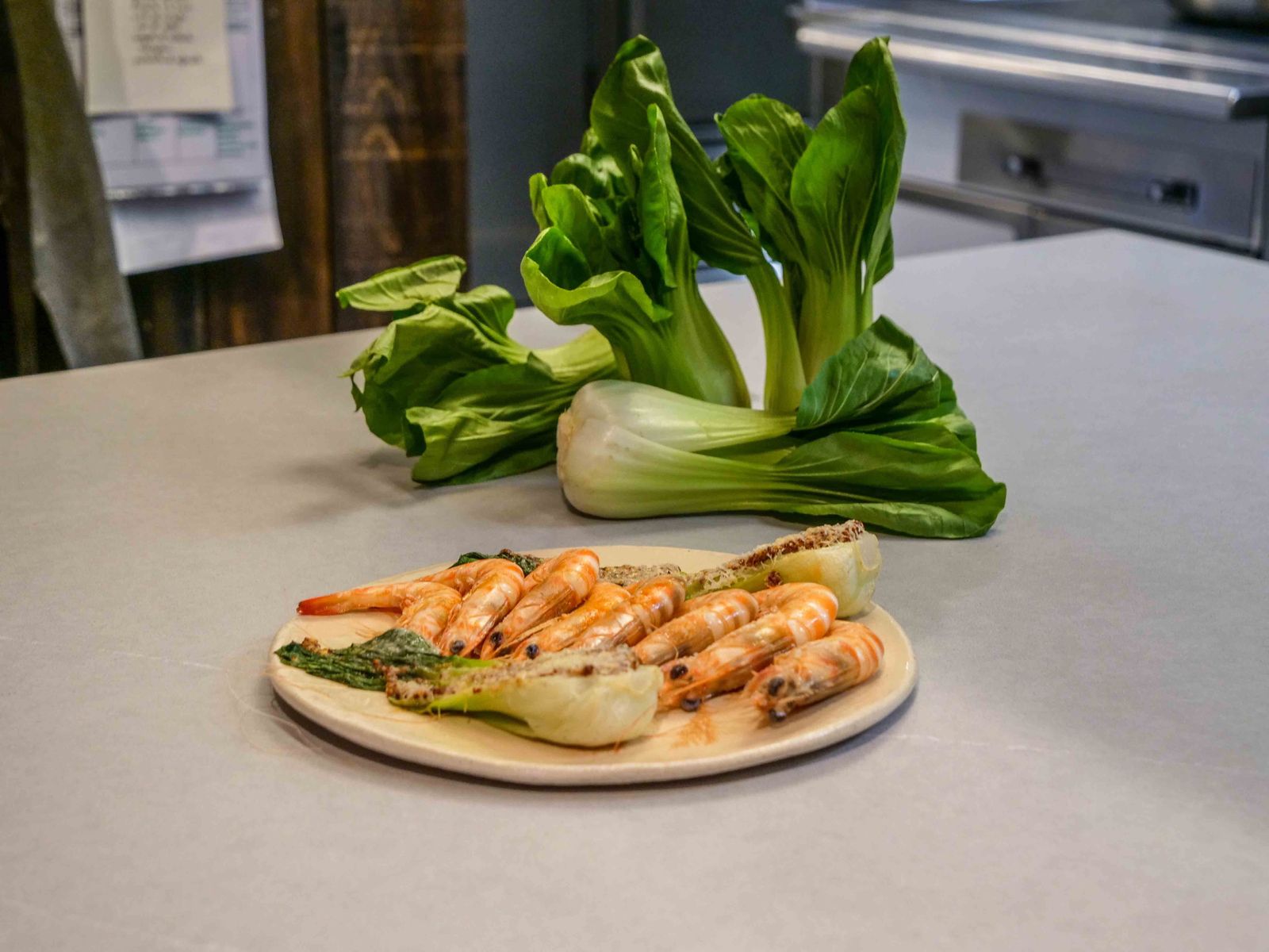 Langostinos a la plancha y pak choi gratinado.