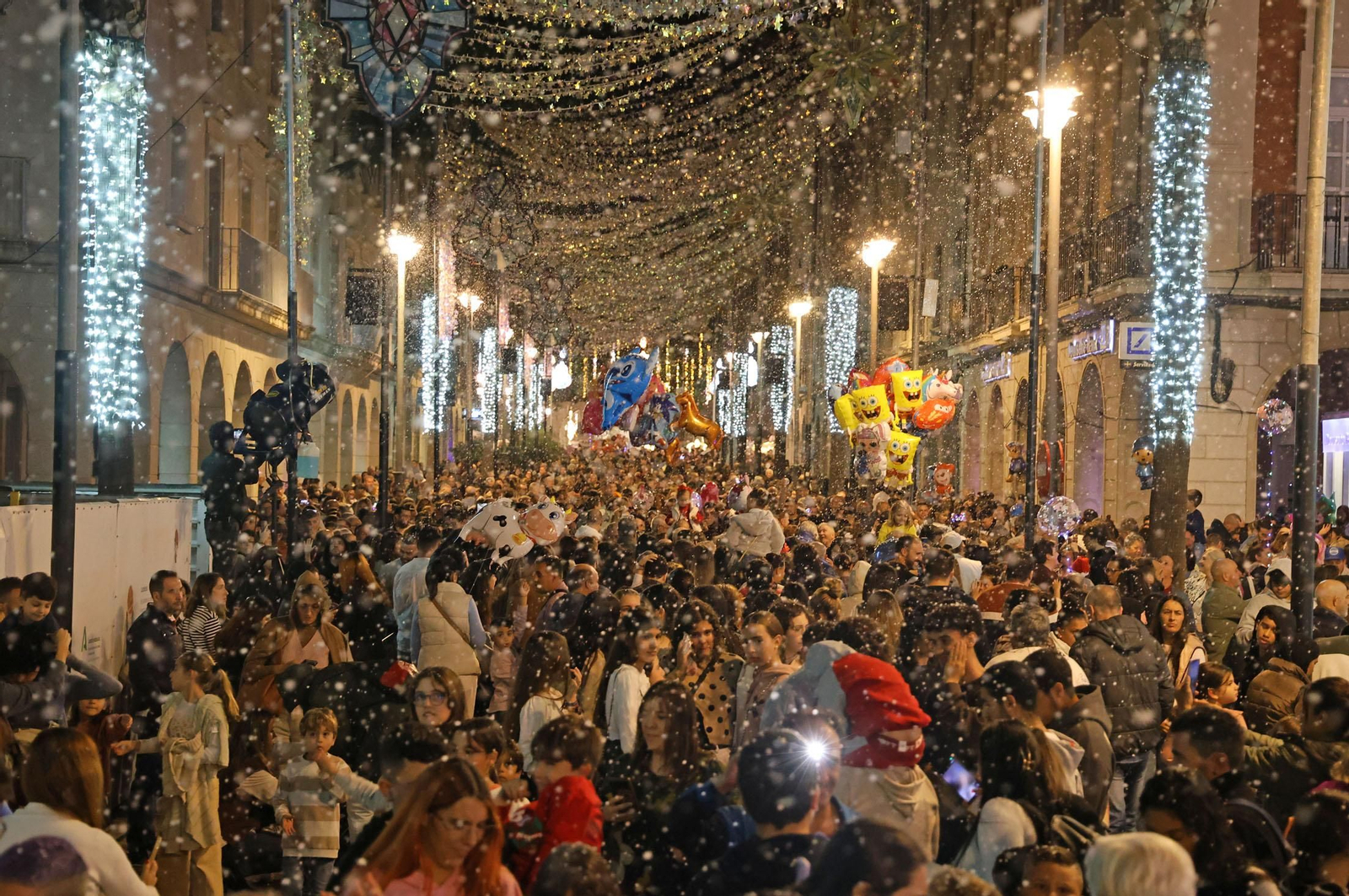 Imágenes de la nevada y alumbrado navideño en Huelva