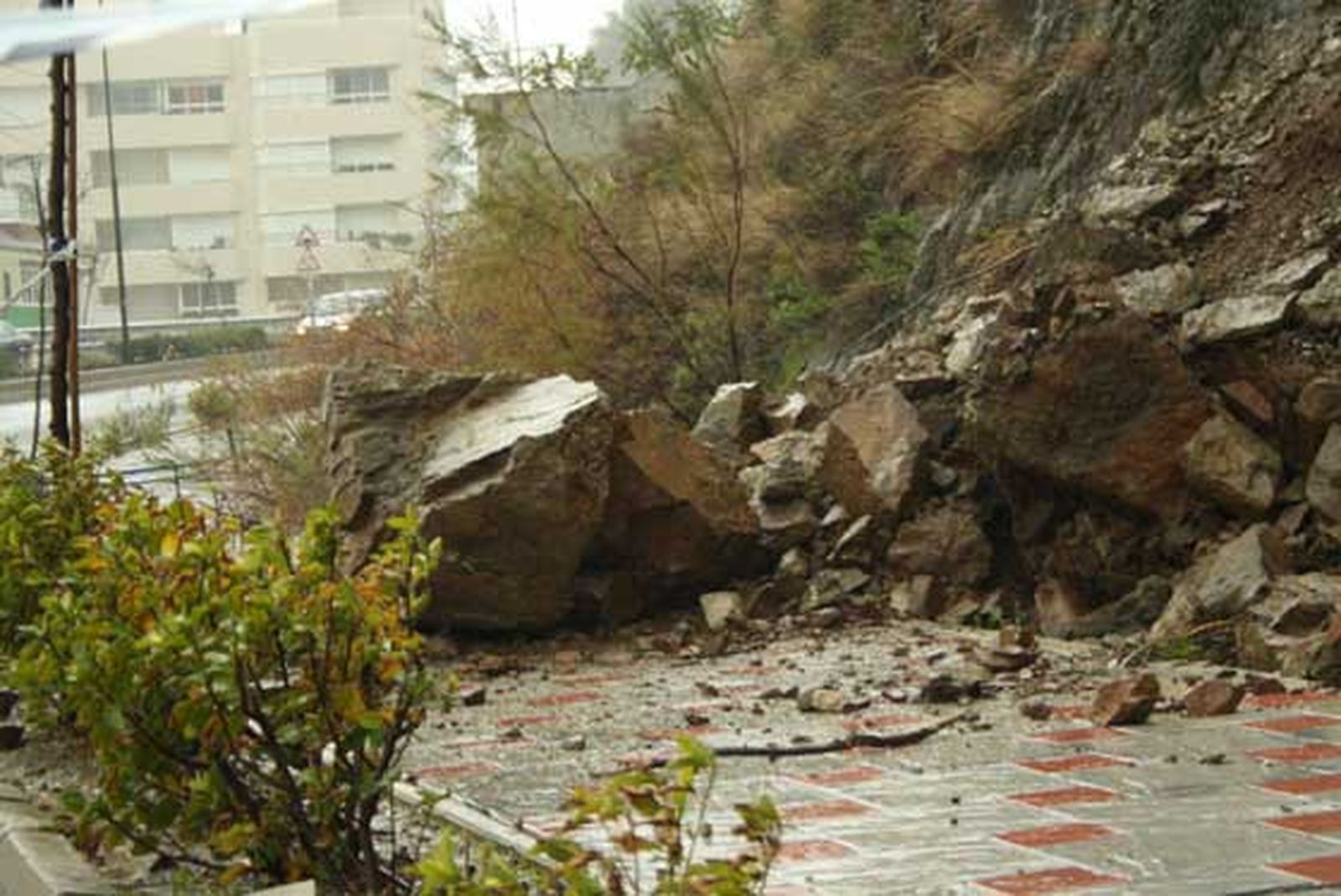 La lluvia y el viento también provocaron desprendimientos, aunque apenas provocaron daños materiales. 

Foto: Agencias