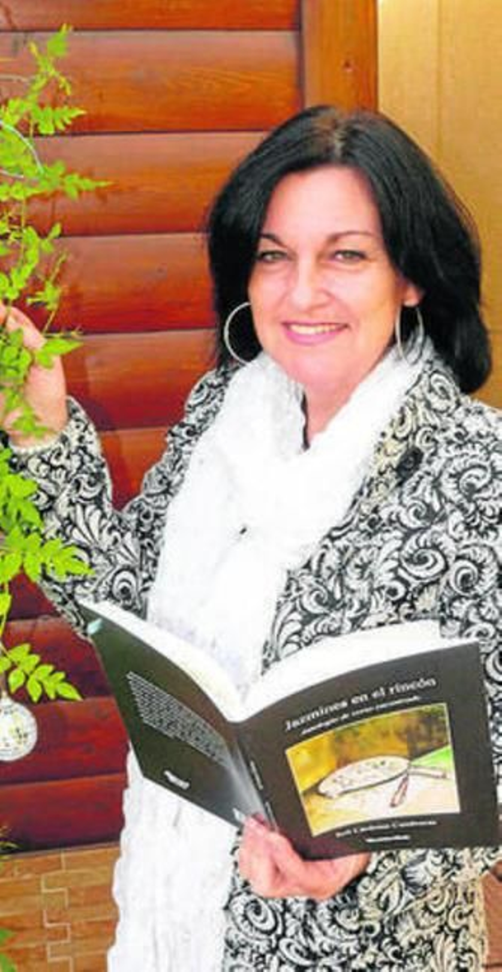 Sefi Cárdenas, con su libro.