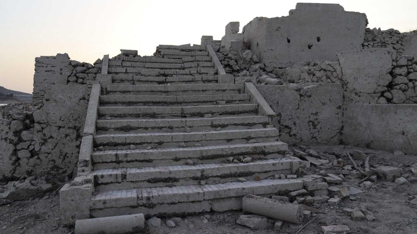 Un recorrido en fotografías por las ruinas que afloran en el pantano de Iznájar