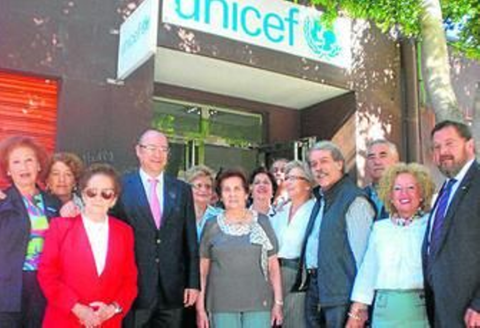 El alcalde de Almería junto a los representantes de Unicef en Almería.