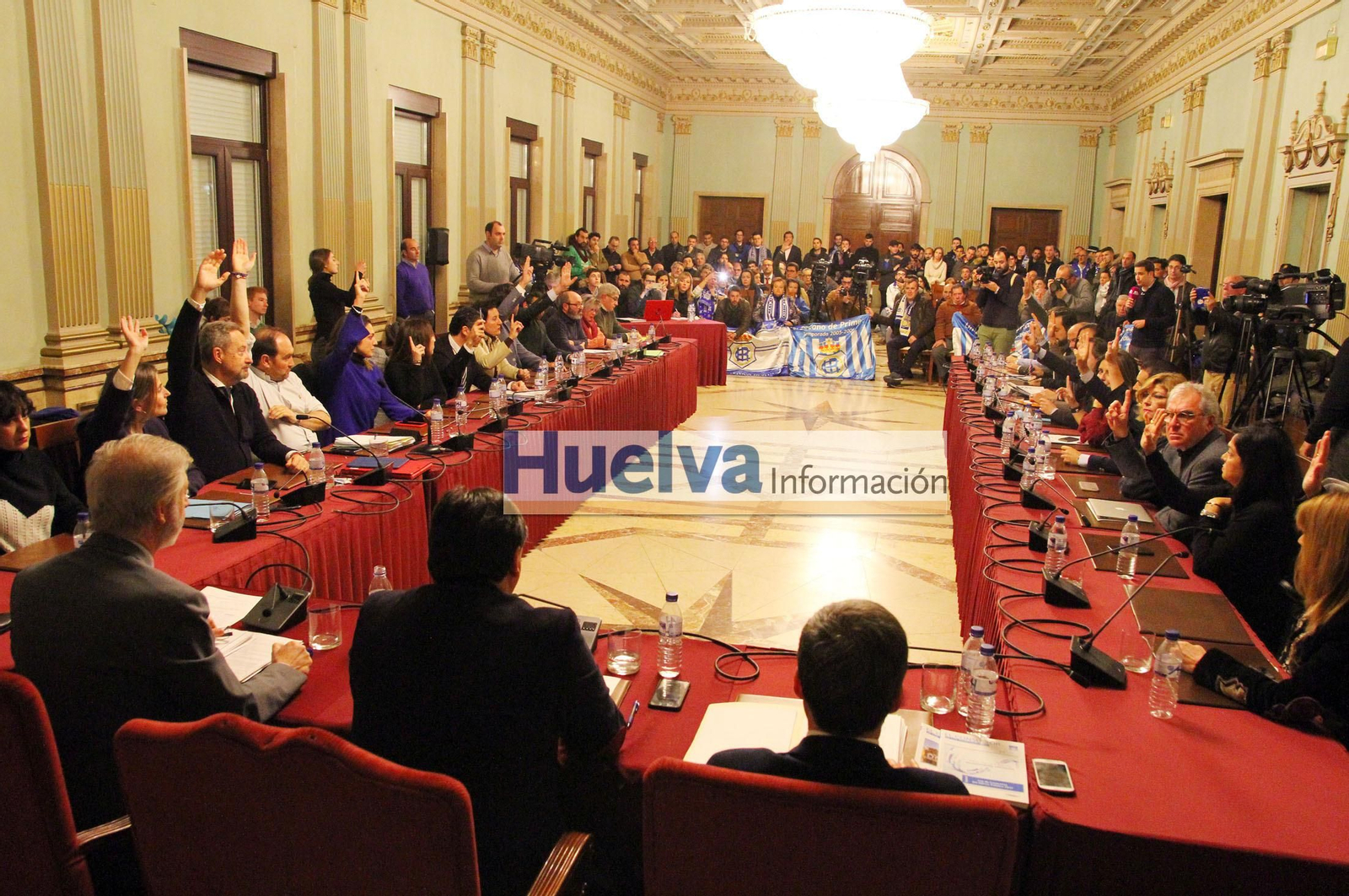 Imágenes del pleno en el ayuntamiento de Huelva para aprobar el pago de la deuda del Recre con Hacienda.