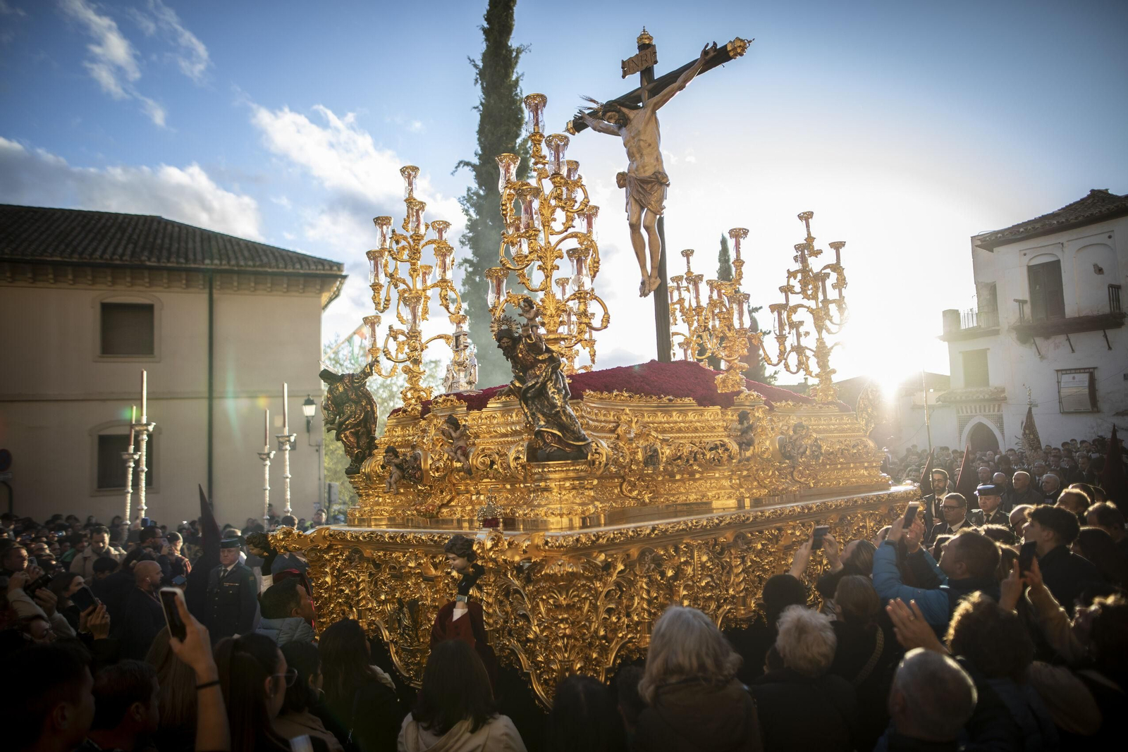 El Cristo de los Favores brilla en un Viernes Santo esplendoroso